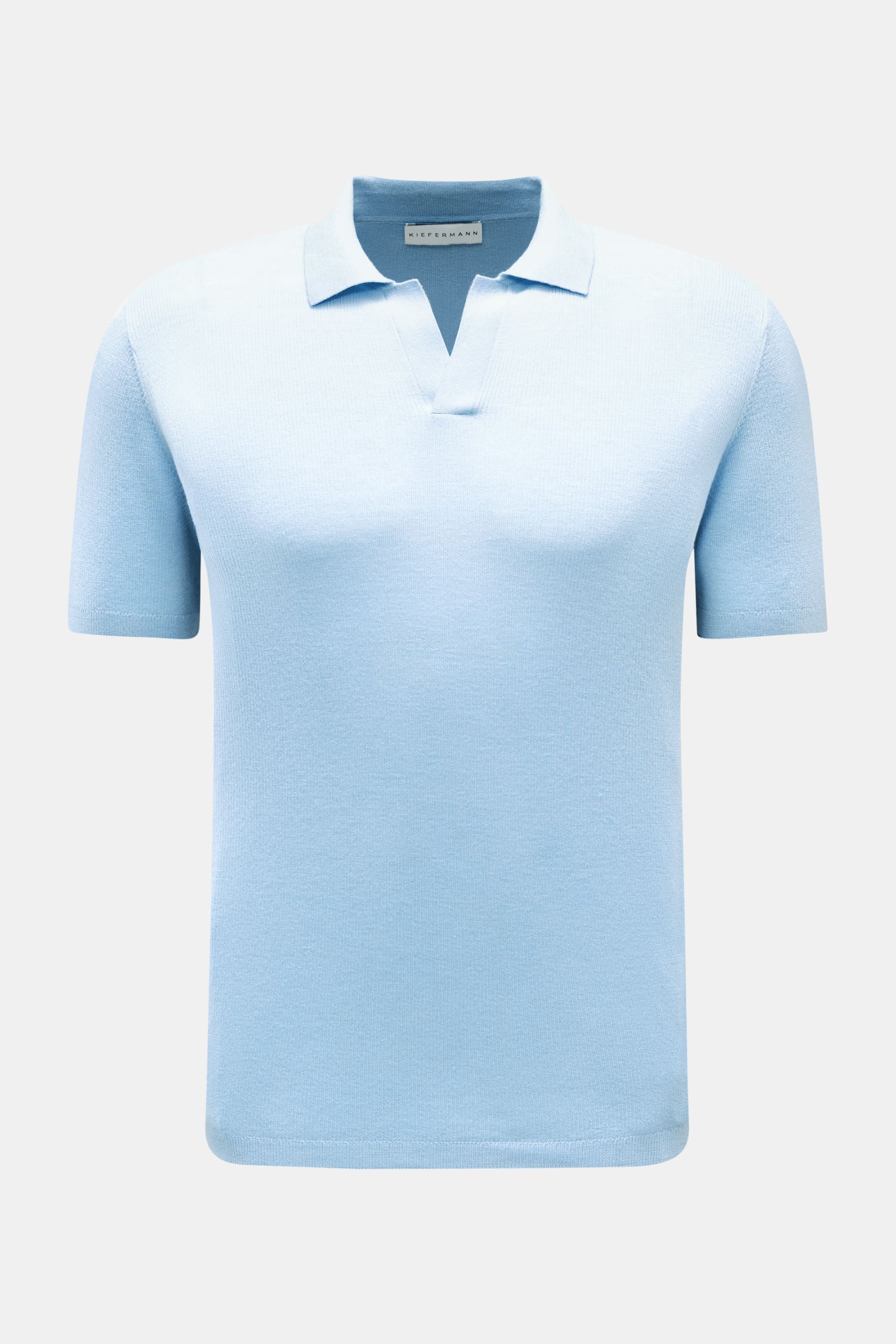 Kiefermann Merino Kurzarm-Strickpolo 'Luras' hellblau, Frontansicht, sportiv, zeitlos, reine Merinowolle, weicher Griff, feines Strickbild, Rippstrick, Regular Fit, klassischer Polokragen, offene Kragenleiste.