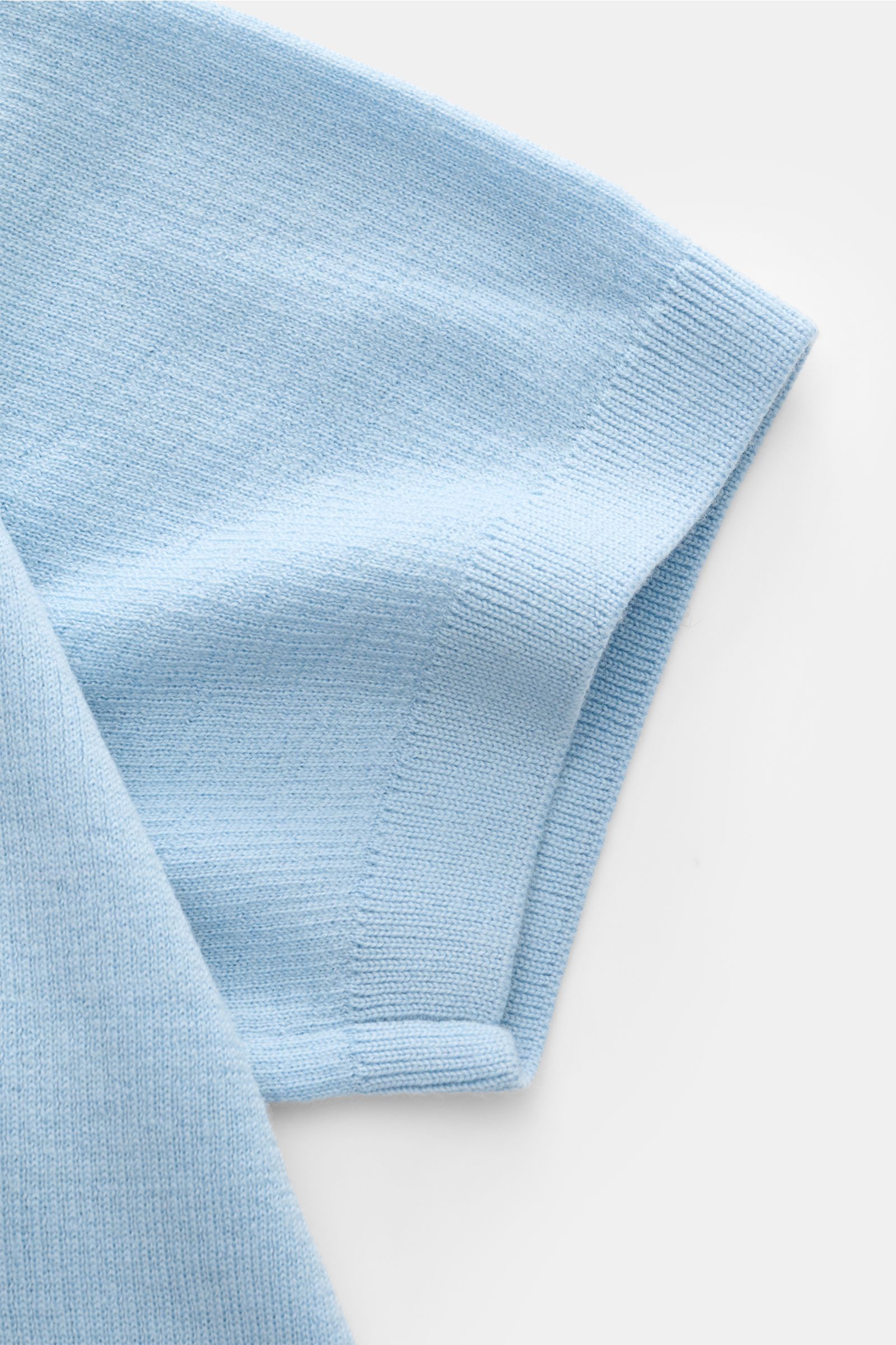 Kiefermann Merino Kurzarm-Strickpolo 'Luras' hellblau, sportiv und zeitlos, kurze Ärmel, feines Strickbild aus reiner Merinowolle, weicher Griff, Rippstrick-Design, Regular Fit, klassischer Polokragen mit offener Kragenleiste, Nahaufnahme der Ärmelansicht