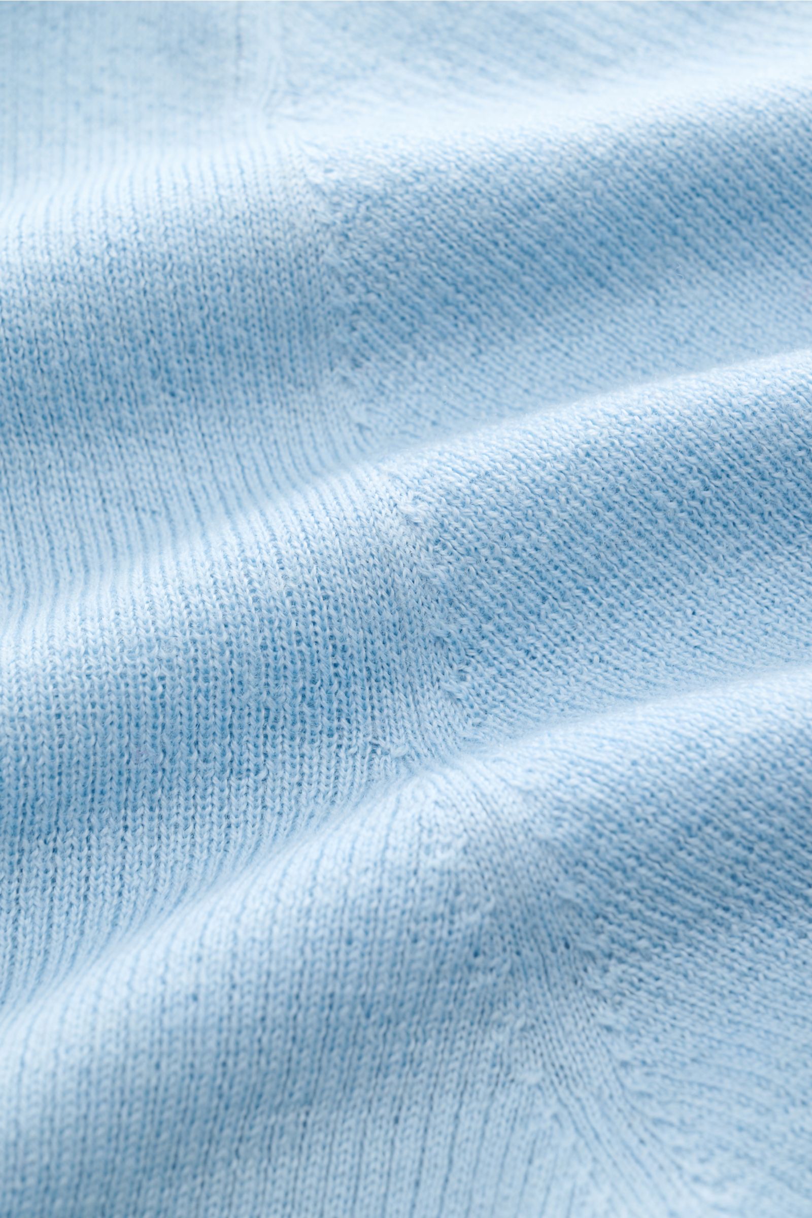 Close-up front view of Kiefermann Merino short sleeve knit polo 'Luras' light blue, showing fine rib knit texture in soft merino wool.

Sporty and timeless: This short sleeve knit polo by KIEFERMANN in high-quality merino wool has a casual cut and a ve
