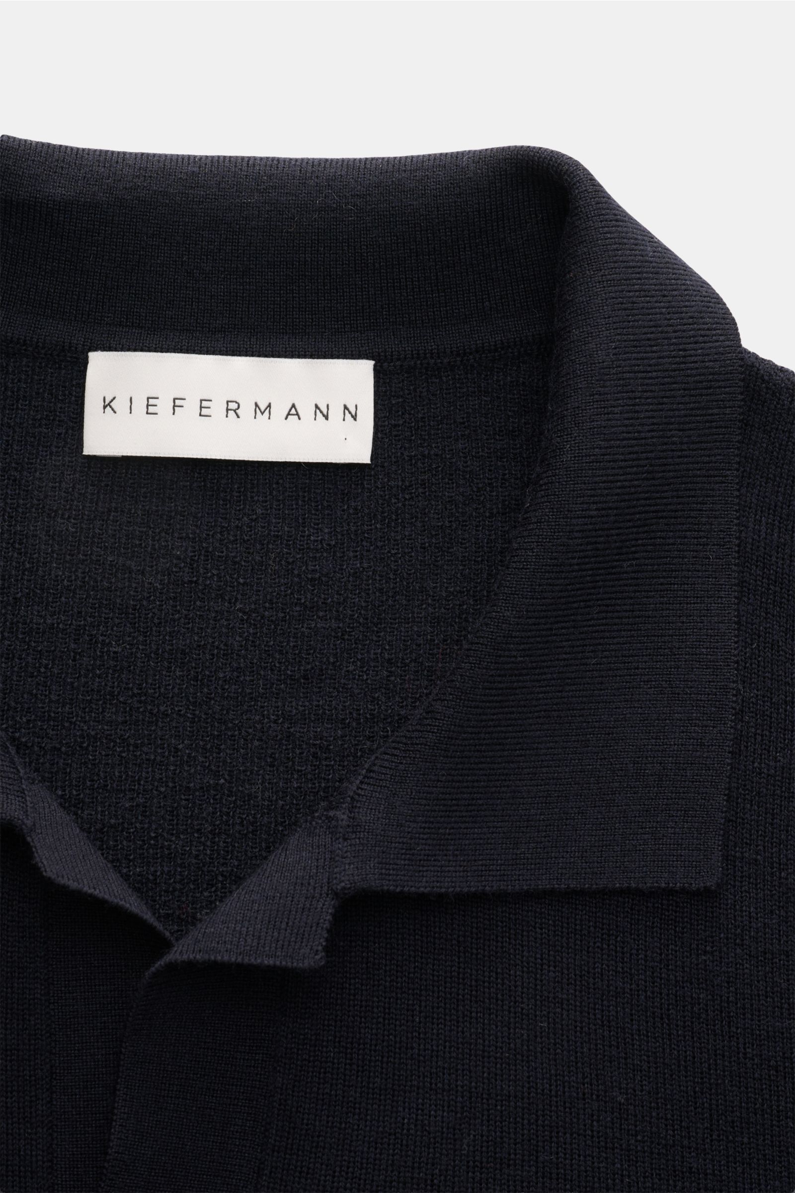 Close-up front view of the Kiefermann Merino short sleeve knit polo 'Luras' dark navy, showing the fine merino wool fabric, classic polo collar, and open collar strip.

Sporty and timeless: This short sleeve knit polo by KIEFERMANN in high-quality meri