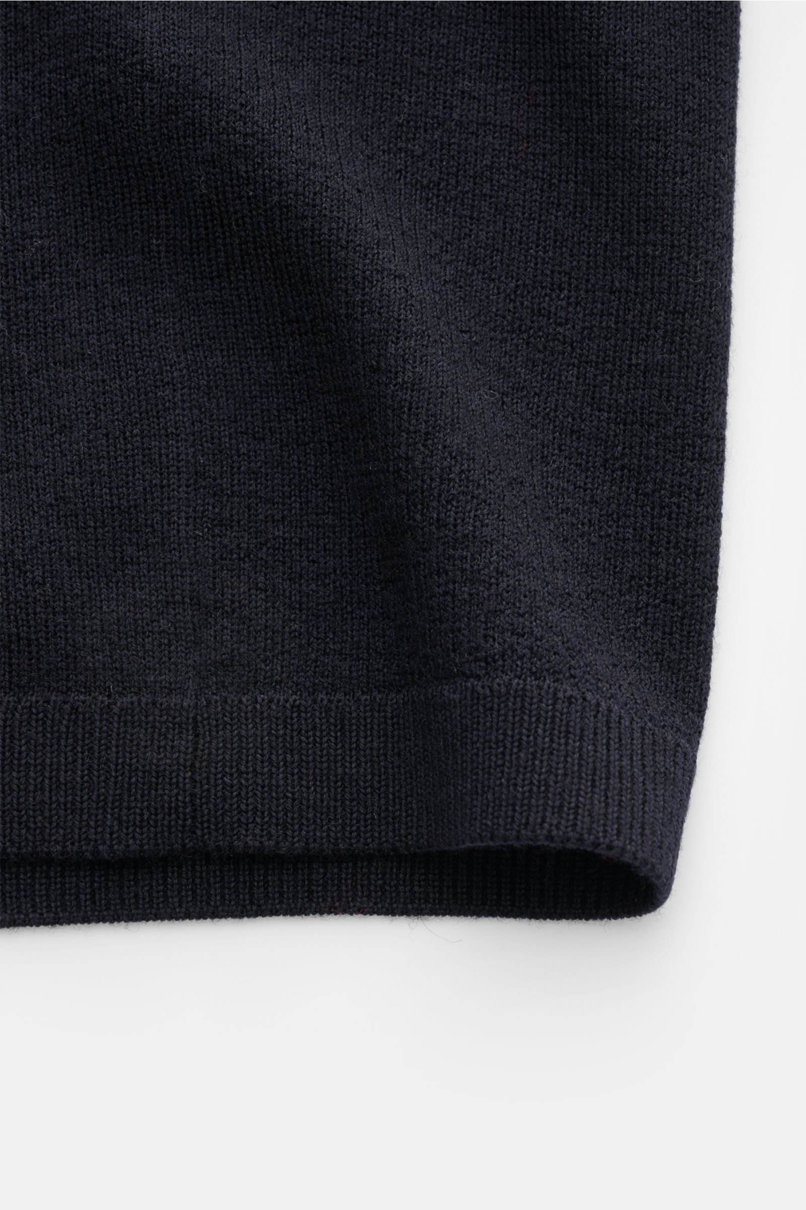 Close-up front view of Kiefermann Merino short sleeve knit polo 'Luras' dark navy showing fine knit texture and rib knit hem. 

Description:  
Sporty and timeless: This short sleeve knit polo by KIEFERMANN in high-quality merino wool has a casual cut a