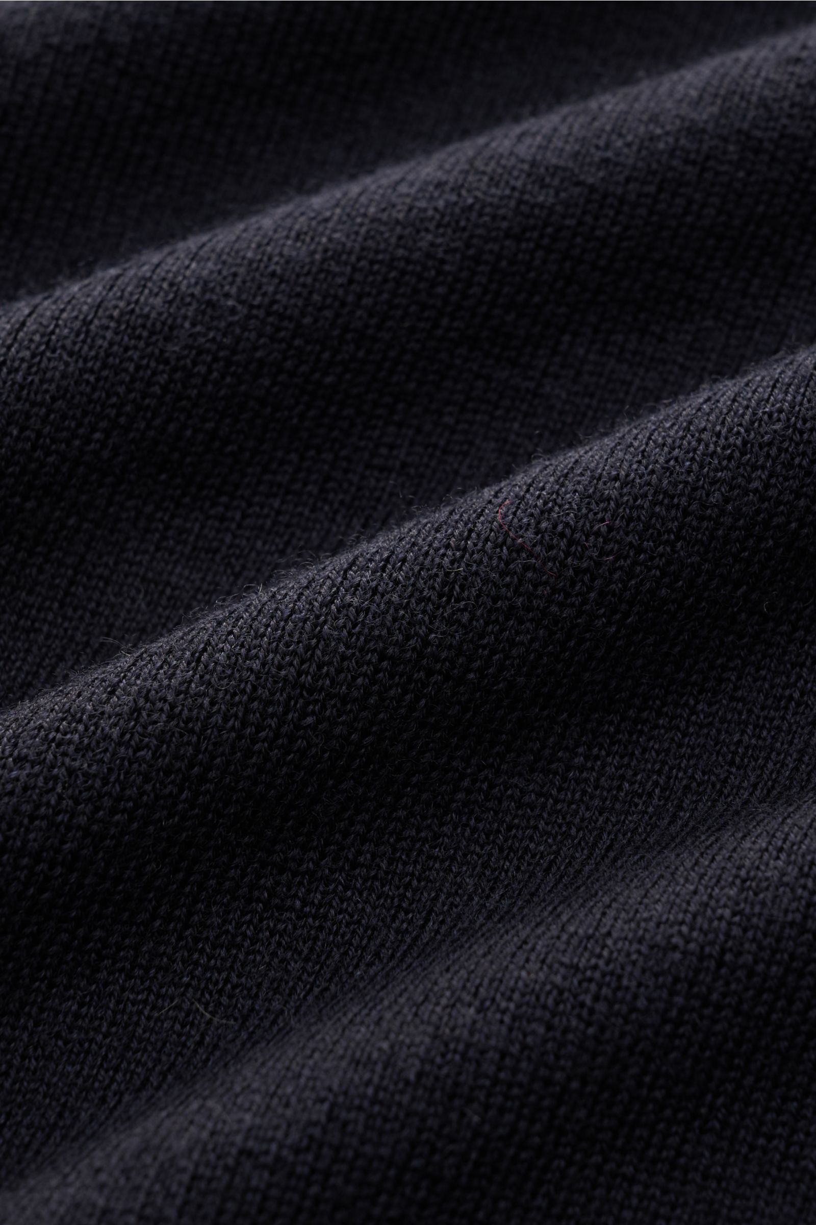 Close-up front view of the fine knit texture of the Kiefermann Merino short sleeve knit polo 'Luras' dark navy in pure merino wool.

Description: Sporty and timeless: This short sleeve knit polo by KIEFERMANN in high-quality merino wool has a casual cu