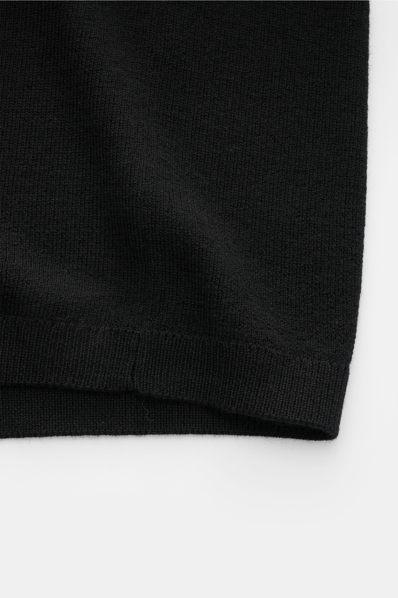 Close-up from above of the rib knit hem of the Kiefermann Merino short sleeve knit polo 'Luras' black, showing fine knit texture.

Sporty and timeless: This short sleeve knit polo by KIEFERMANN in high-quality merino wool has a casual cut and a versati