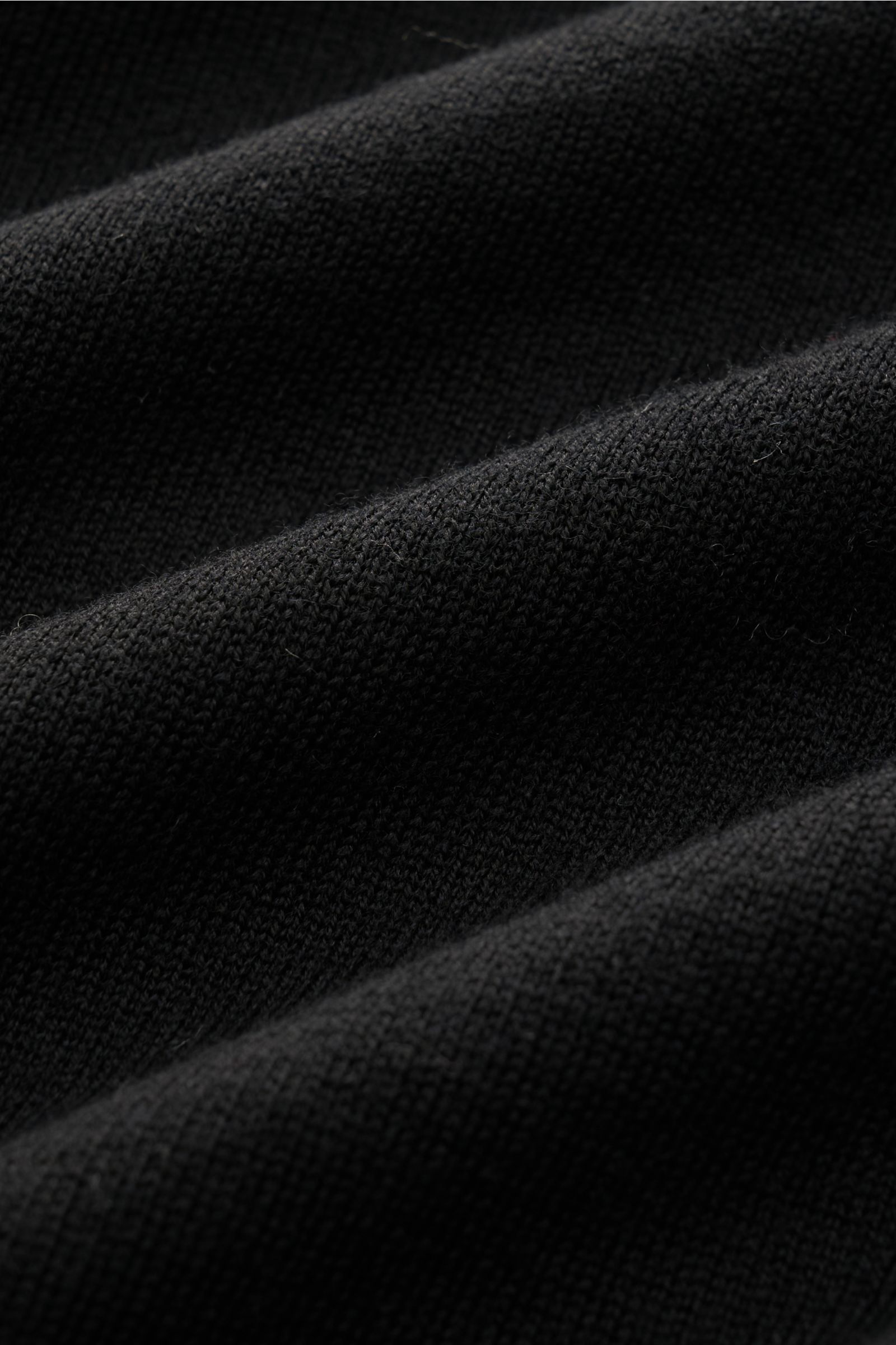 Close-up front view of Kiefermann Merino short sleeve knit polo 'Luras' black showing fine, soft rib knit texture in pure merino wool.

Sporty and timeless: This short sleeve knit polo by KIEFERMANN in high-quality merino wool has a casual cut and a ve
