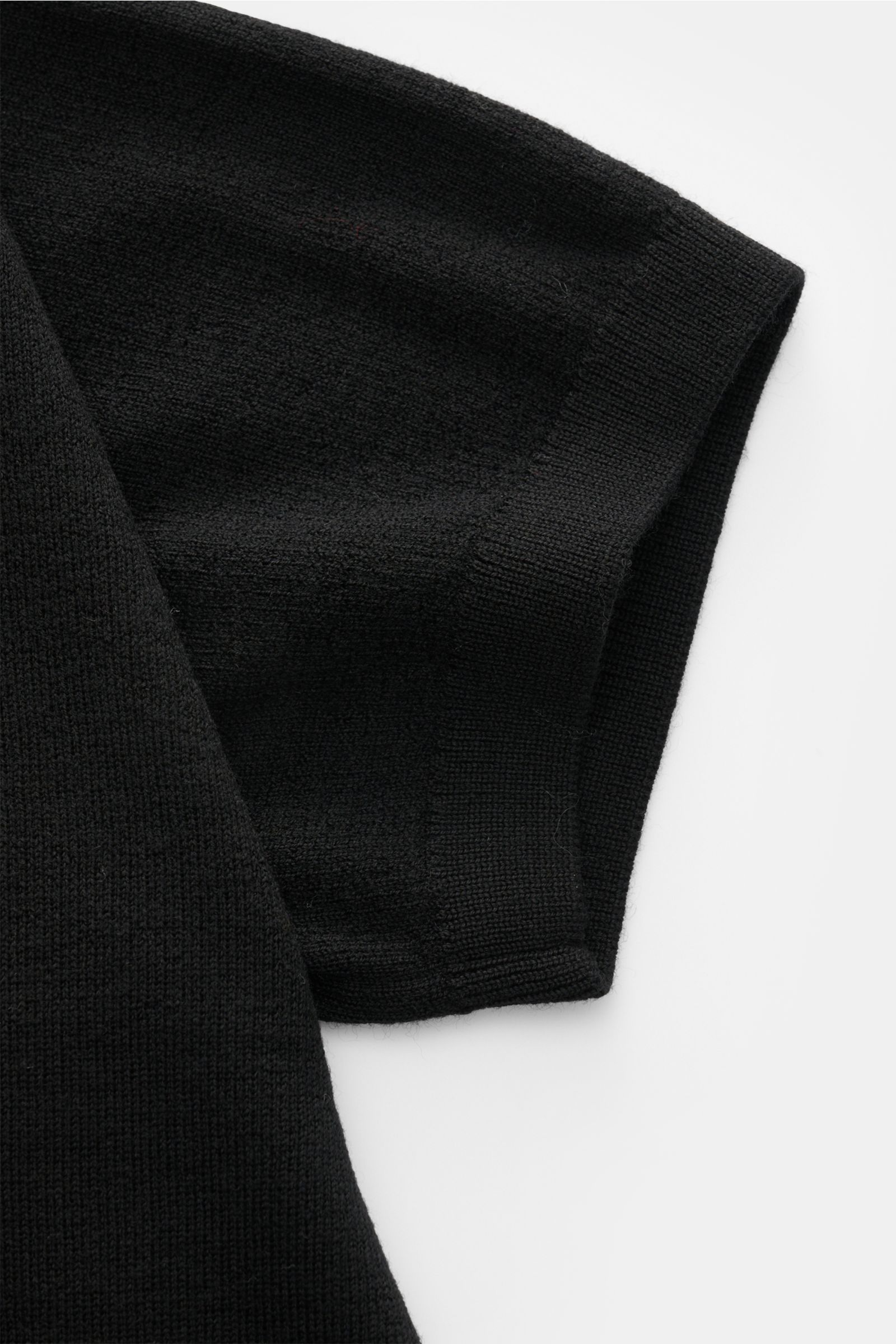 Close-up front view of Kiefermann Merino short sleeve knit polo 'Luras' black sleeve, showcasing pure merino wool, soft feel, fine rib knit, regular fit, classic polo collar, and open collar strip. Sporty and timeless with a casual cut and versatile chara