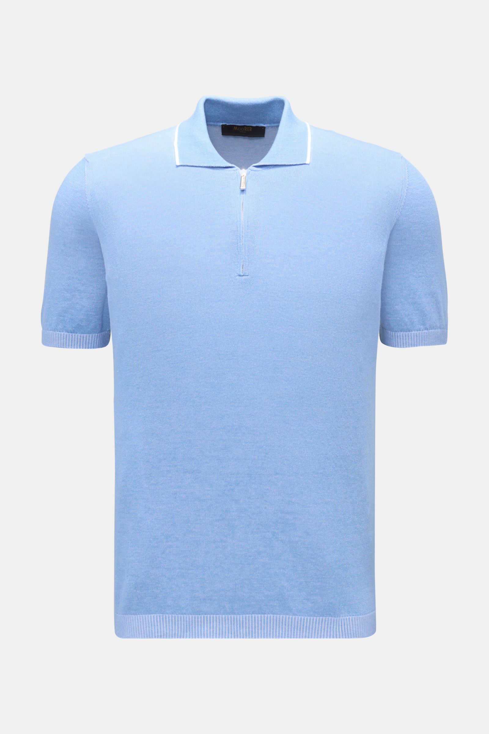 Front view of the Moorer Kurzarm-Strickpolo 'Coty' hellblau meliert, a slim fit short-sleeve knit polo in light blue cotton with a soft grip, fine knit, hidden zipper, ribbed cuffs, and a polo collar with a narrow contrast edge. Mehr als ein Basic: Für da