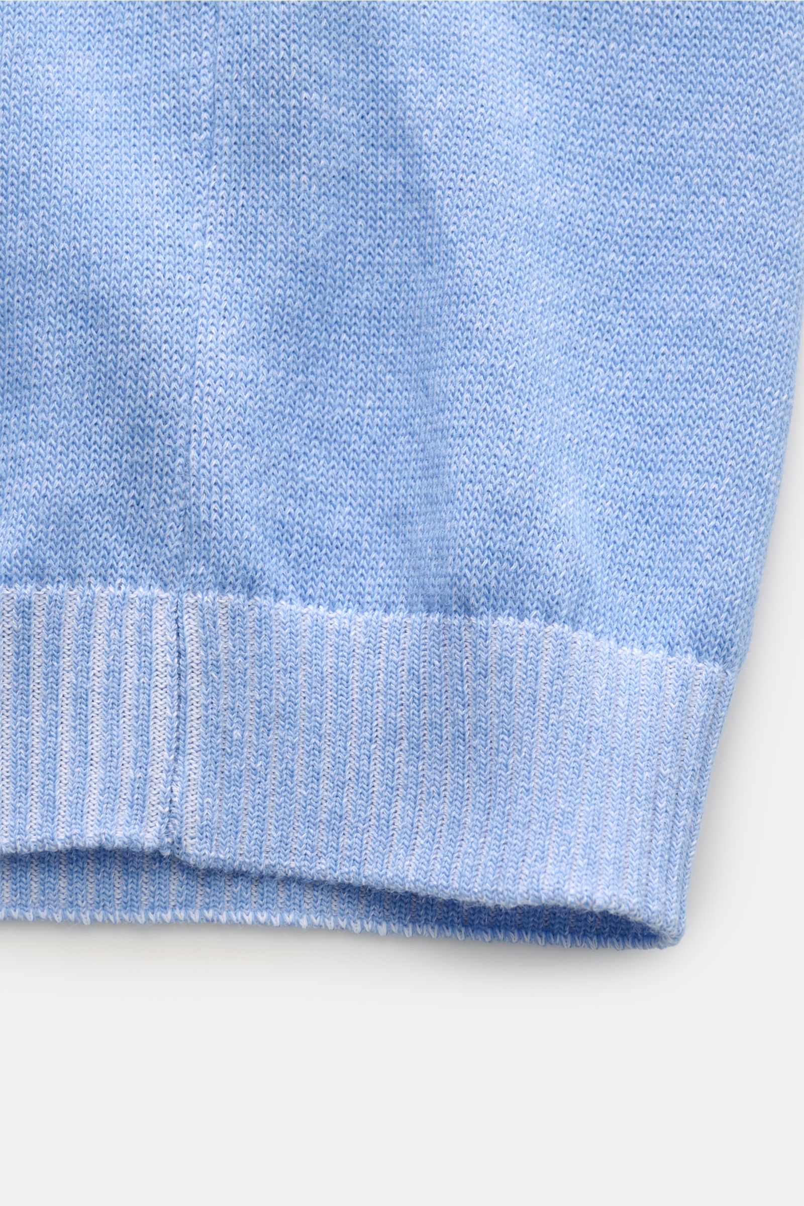 Close-up front view of the ribbed cuff on the light blue melange Moorer Kurzarm-Strickpolo 'Coty' made of pure cotton with a soft grip and fine knit pattern, featuring slim fit, polo collar with narrow contrast edge, hidden zipper, and comfortable ribbed 