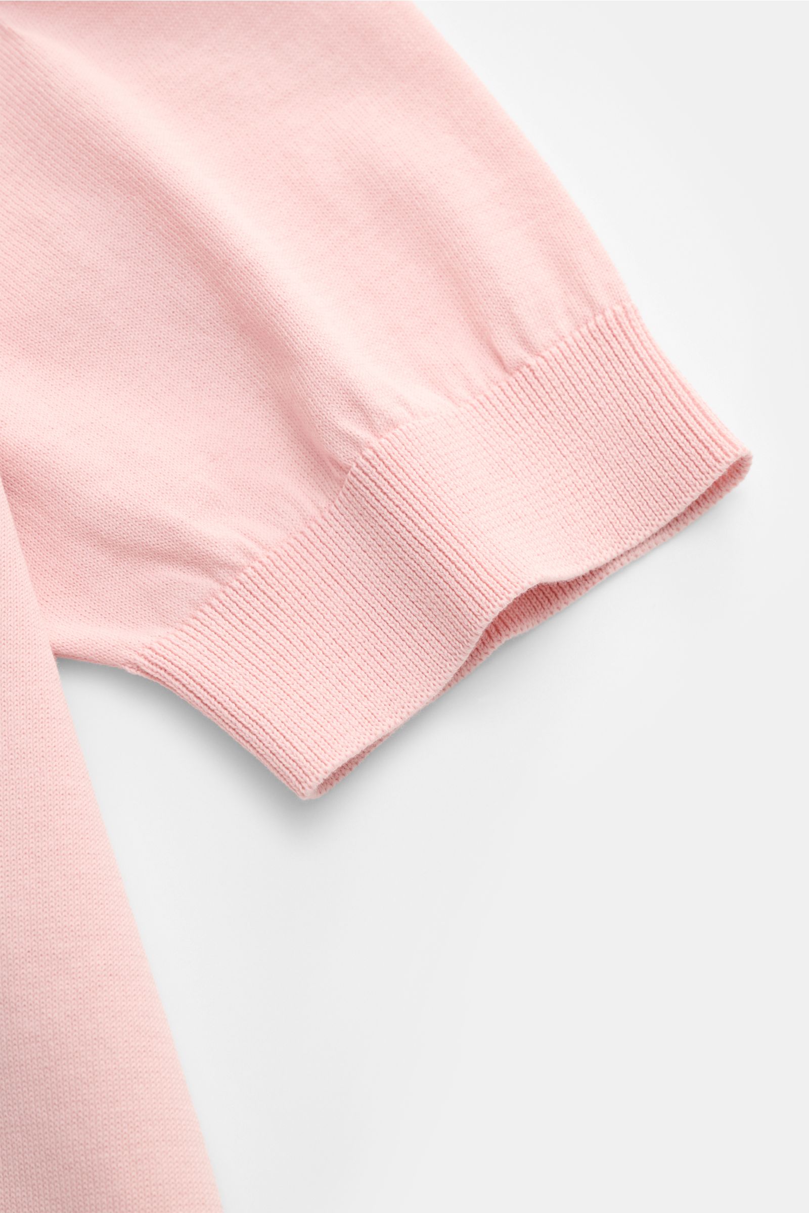 Close-up image from a slightly angled top view showing the sleeve cuff of the Filippo de Laurentiis Kurzarm-Strickpolo rosé in soft pink cotton knit. Sommerliche Eleganz in entspannter Form: Das Kurzarm-Strickpolo von FILIPPO DE LAURENTIIS überzeugt mit f