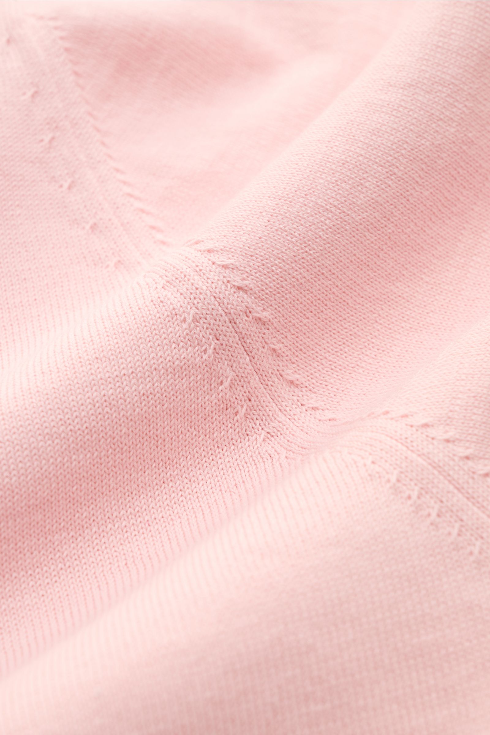 Close-up view of the fine cotton knit fabric of the Filippo de Laurentiis Kurzarm-Strickpolo rosé, showing detailed texture and stitching. Sommerliche Eleganz in entspannter Form: Das Kurzarm-Strickpolo von FILIPPO DE LAURENTIIS überzeugt mit feinem Baumw