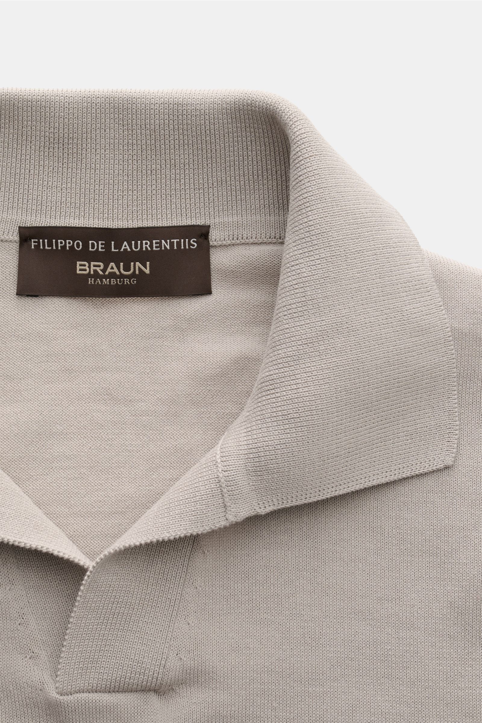 Filippo de Laurentiis Kurzarm-Strickpolo hellgrau aus feinem Baumwollstrick, Slim Fit, typischer Polokragen mit offener Kragenleiste, Nahaufnahme von oben.