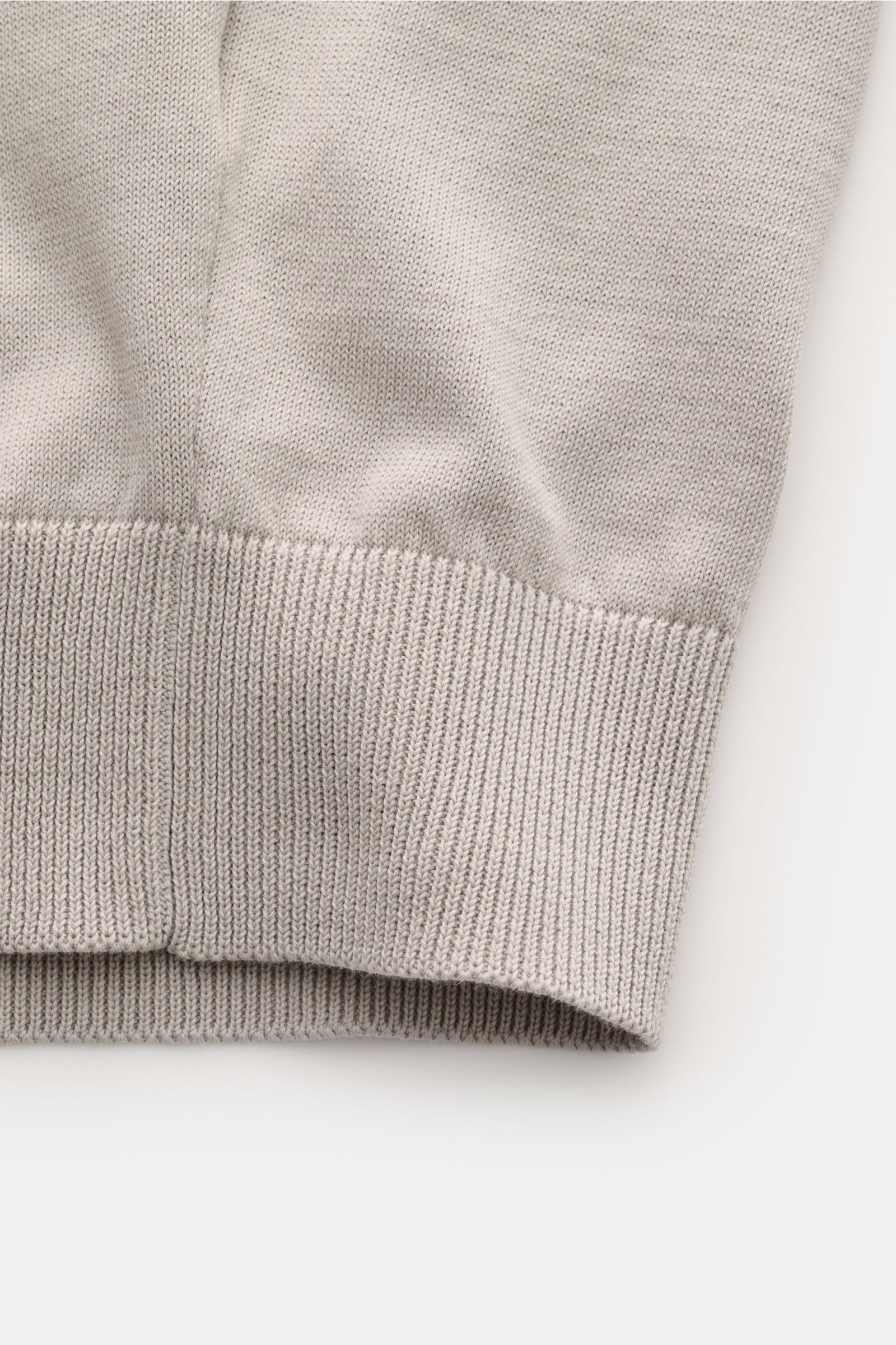 Filippo de Laurentiis Kurzarm-Strickpolo hellgrau in Slim Fit mit feinem Baumwollstrick, Polokragen, offener Kragenleiste, Rippbündchen, Nahaufnahme des unteren Saums.