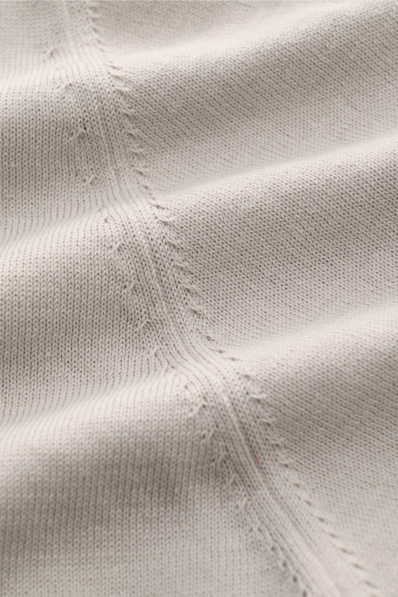 Filippo de Laurentiis Kurzarm-Strickpolo hellgrau in Nahaufnahme, feines Baumwollstrickbild mit offener Kragenleiste und Rippbündchen.