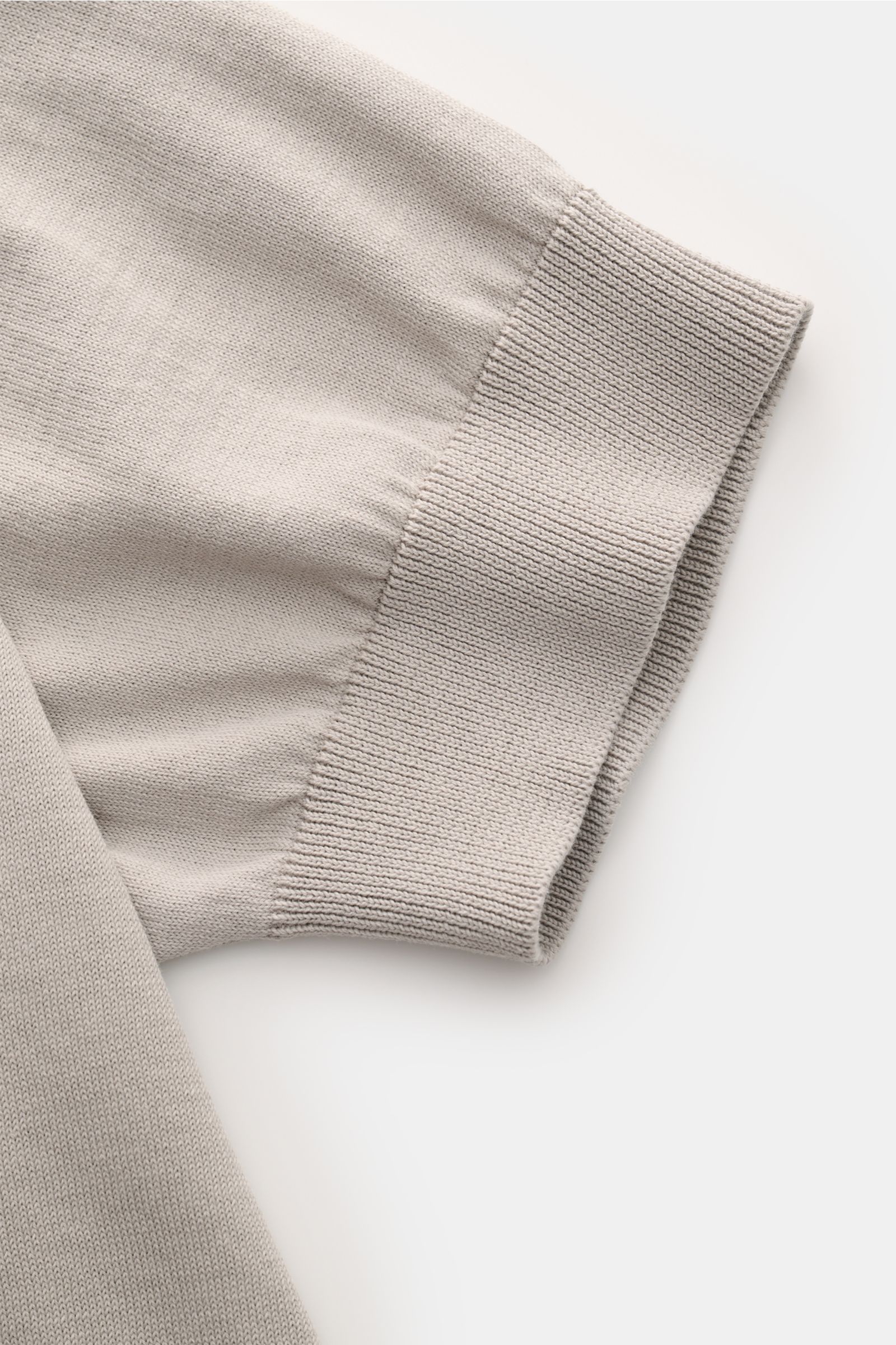 Filippo de Laurentiis Kurzarm-Strickpolo hellgrau in Nahaufnahme von oben, feiner Baumwollstrick, Polokragen, offene Kragenleiste, Slim Fit.