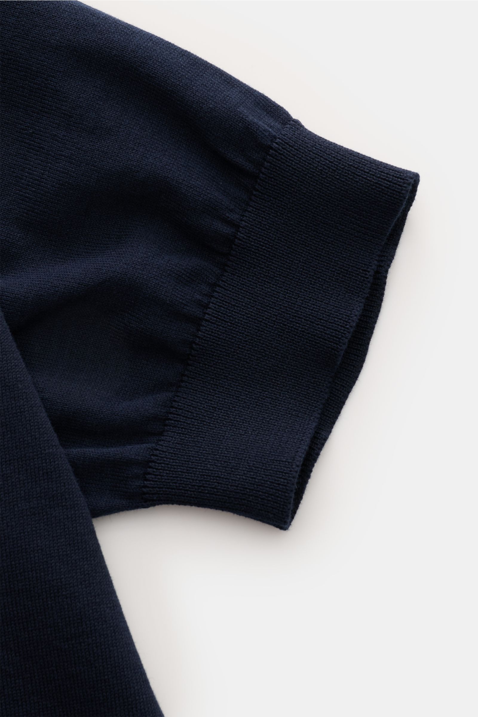 Nahaufnahme des Ärmels vom Filippo de Laurentiis Kurzarm-Strickpolo navy aus feinem Baumwollstrick, Slim Fit mit Rippbündchen.