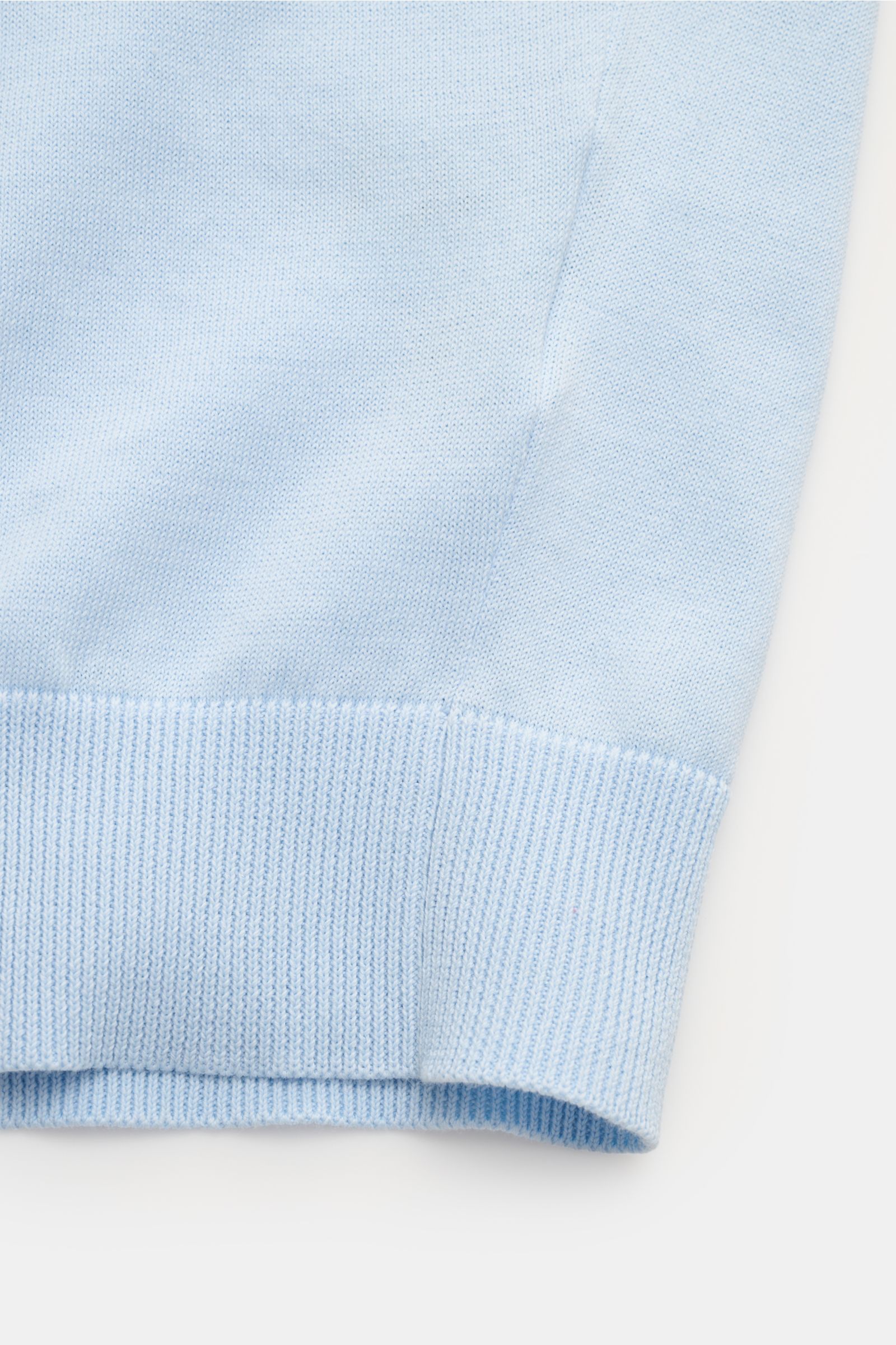 Close-up view of the ribbed hem of the Filippo de Laurentiis Short sleeve knit polo light blue, showcasing fine cotton knit fabric and clean stitching.

Summery elegance at its most relaxed: This short sleeve knit polo by FILIPPO DE LAURENTIIS is made 