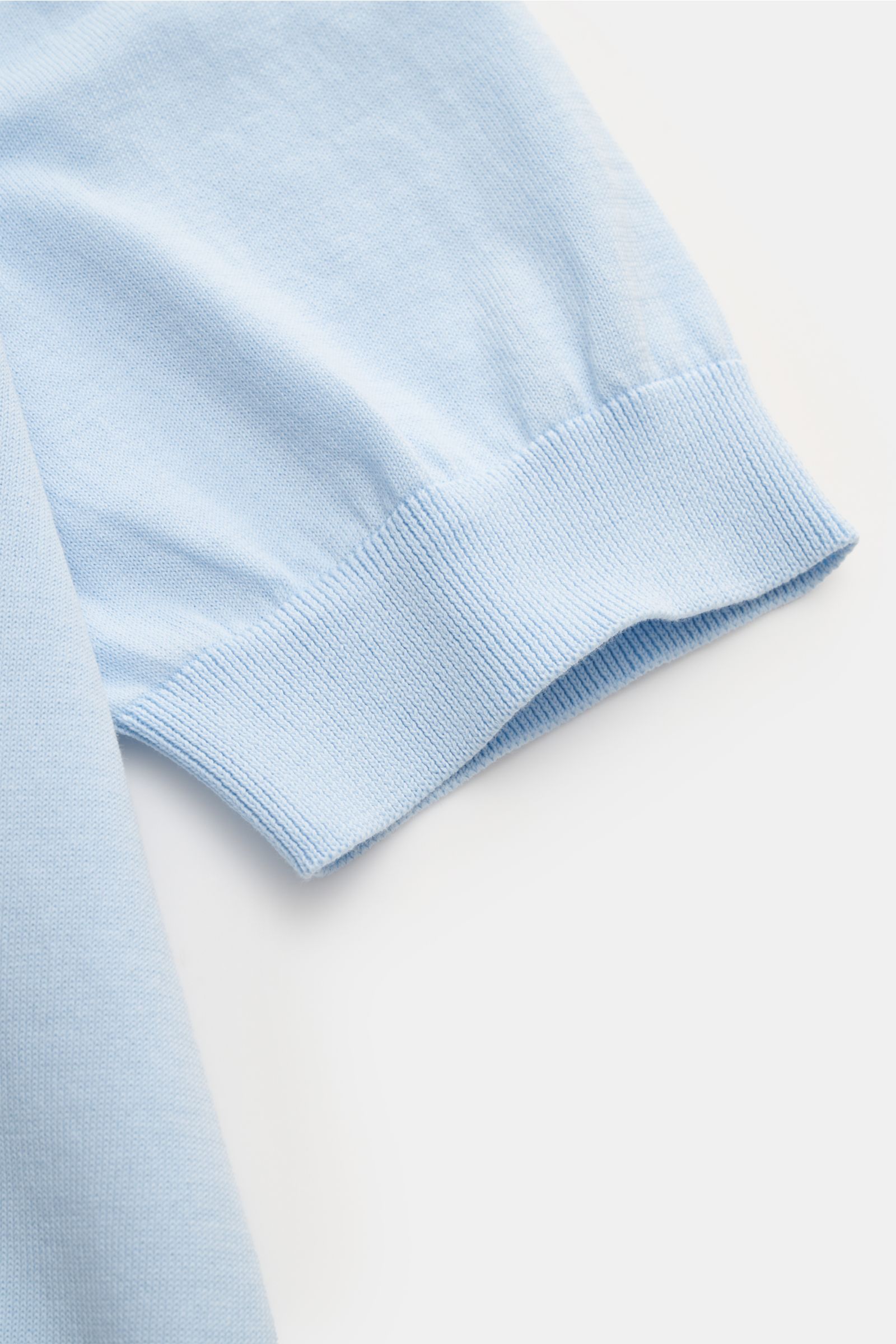 Close-up side view of the Filippo de Laurentiis Short sleeve knit polo light blue sleeve cuff, showing fine knit cotton and ribbed bands.

Summery elegance at its most relaxed: This short sleeve knit polo by FILIPPO DE LAURENTIIS is made of a fine cott
