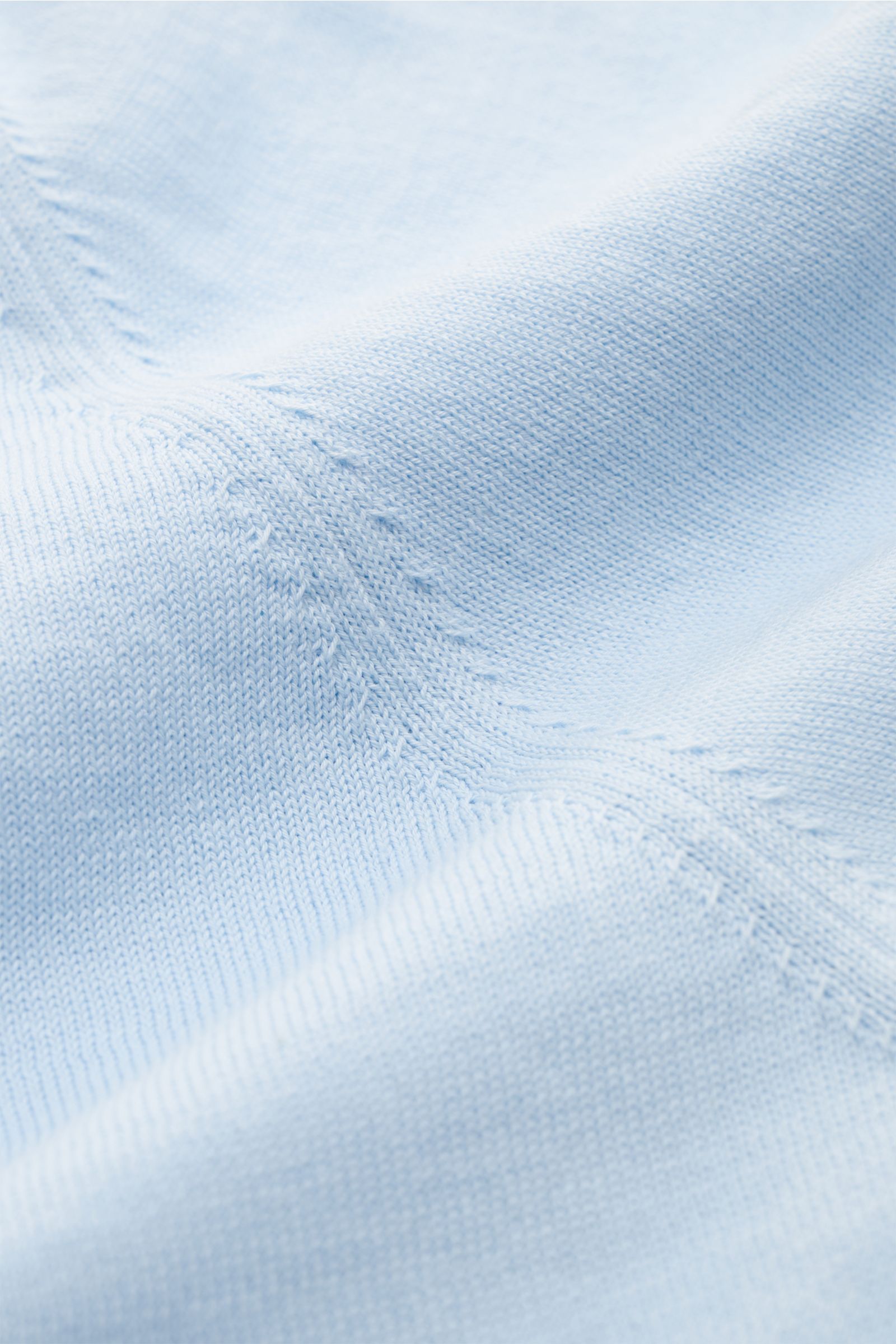Filippo de Laurentiis Kurzarm-Strickpolo hellblau, Detailfoto aus Nahaufnahme zeigt feines Baumwollstrick mit offener Kragenleiste.