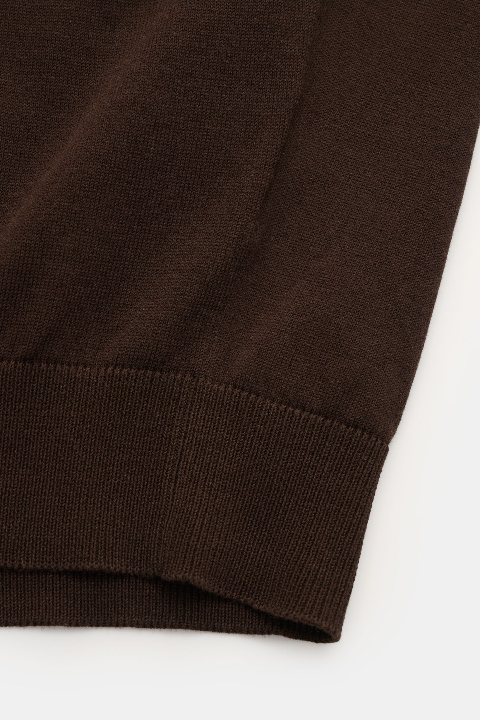 Filippo de Laurentiis Kurzarm-Strickpolo dunkelbraun aus feinem Baumwollstrick, Slim Fit, typischer Polokragen, offene Kragenleiste, Detailansicht Rippbündchen.