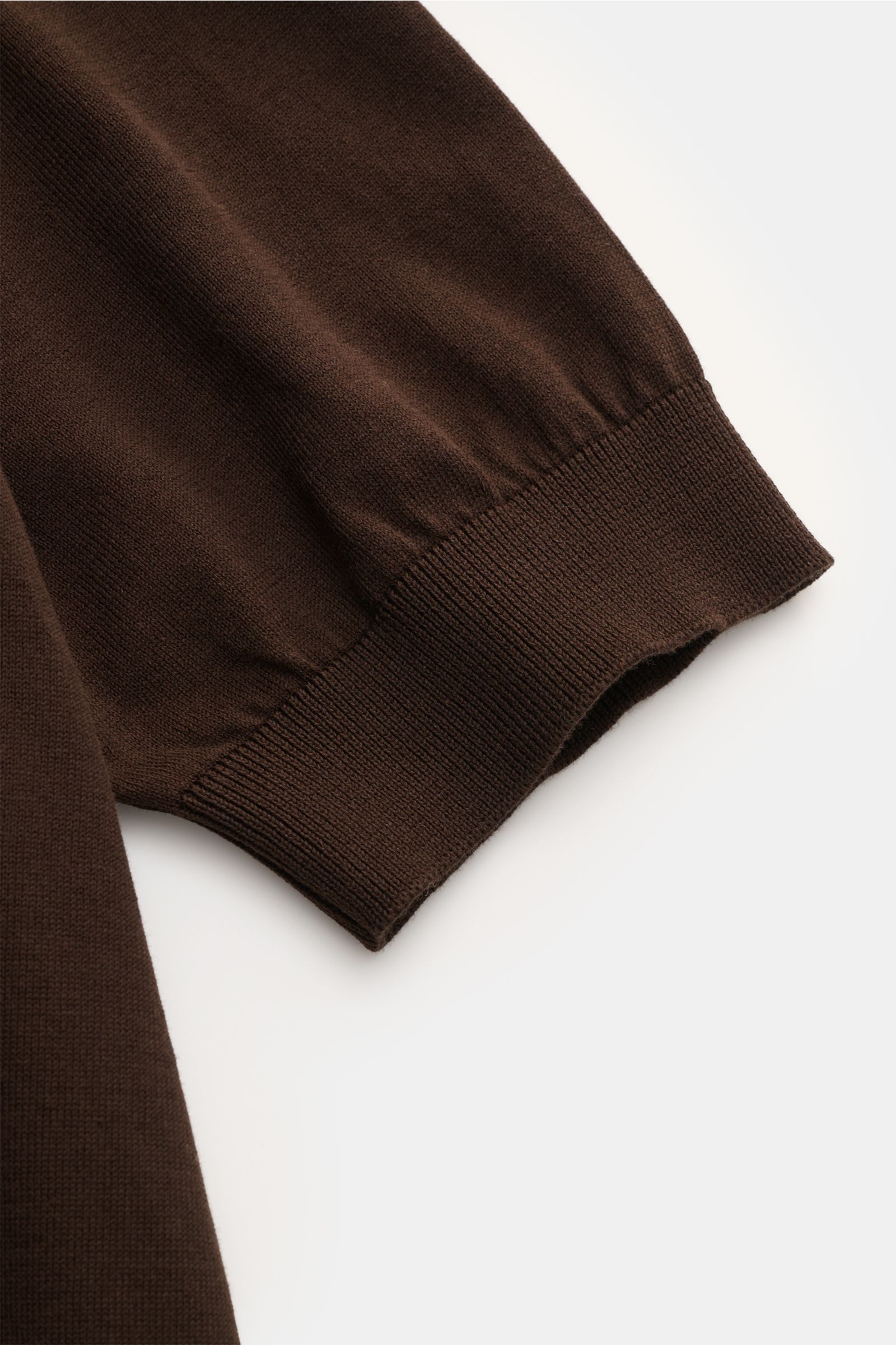 Filippo de Laurentiis Kurzarm-Strickpolo dunkelbraun, Nahaufnahme des feinen Baumwollstricks und Rippbündchens in Slim Fit, seitliche Perspektive.