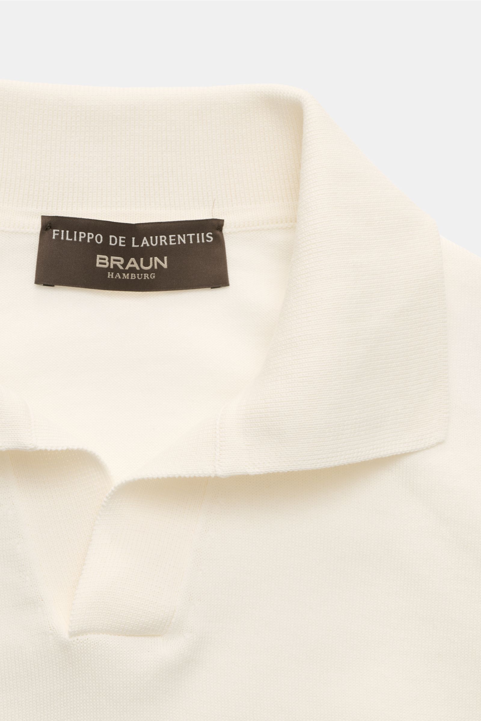 Close-up front top view of Filippo de Laurentiis Short sleeve knit polo cream showing fine cotton knit, signature polo collar, and open collar placket.

Summery elegance at its most relaxed: This short sleeve knit polo by FILIPPO DE LAURENTIIS is made 