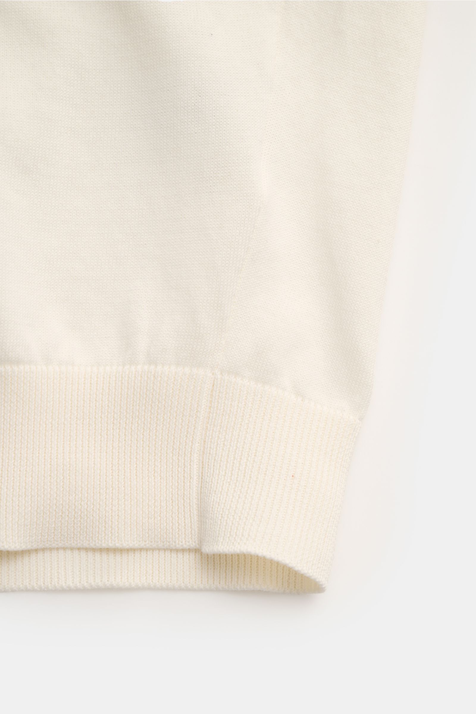 Close-up of the ribbed cuff and fine knit texture of the cream-colored Filippo de Laurentiis Short sleeve knit polo, photographed from a side angle.

Summery elegance at its most relaxed: This short sleeve knit polo by FILIPPO DE LAURENTIIS is made of 