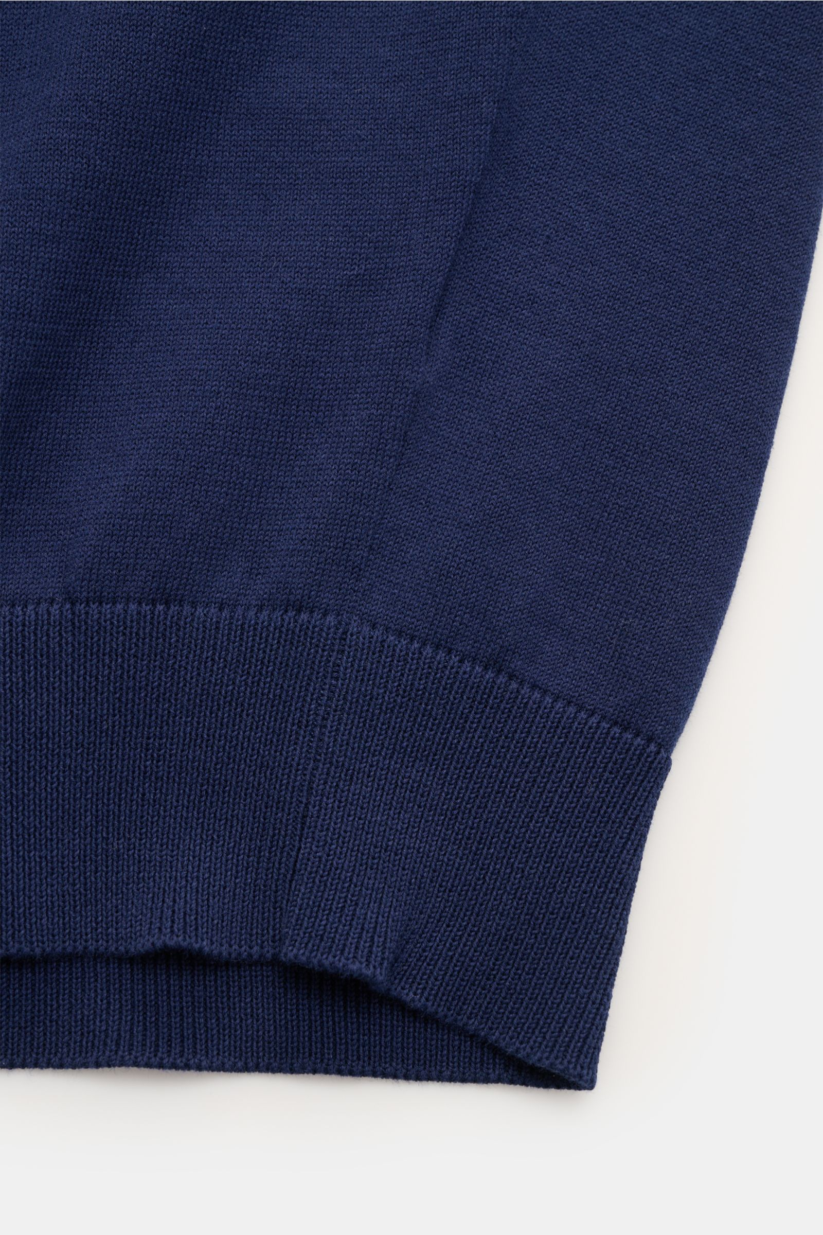 Close-up front view of Filippo de Laurentiis Short sleeve knit polo dark blue, showing fine cotton knit, slim fit, ribbed bands.

Summery elegance at its most relaxed: This short sleeve knit polo by FILIPPO DE LAURENTIIS is made of a fine cotton knit w