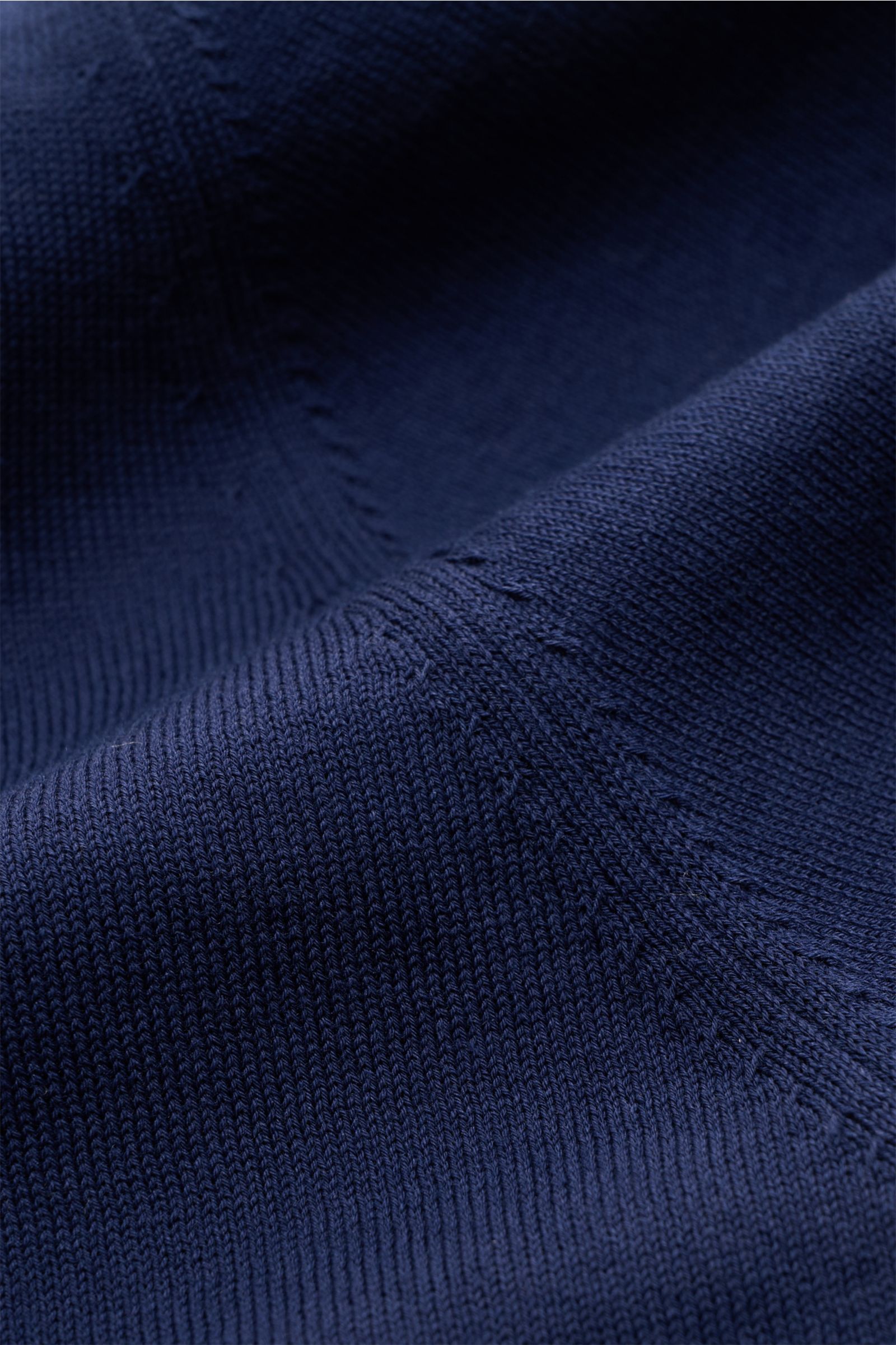 Close-up front-side view of the fine knit texture and stitching of the Filippo de Laurentiis Short sleeve knit polo dark blue. Summery elegance at its most relaxed: This short sleeve knit polo by FILIPPO DE LAURENTIIS is made of a fine cotton knit with cl