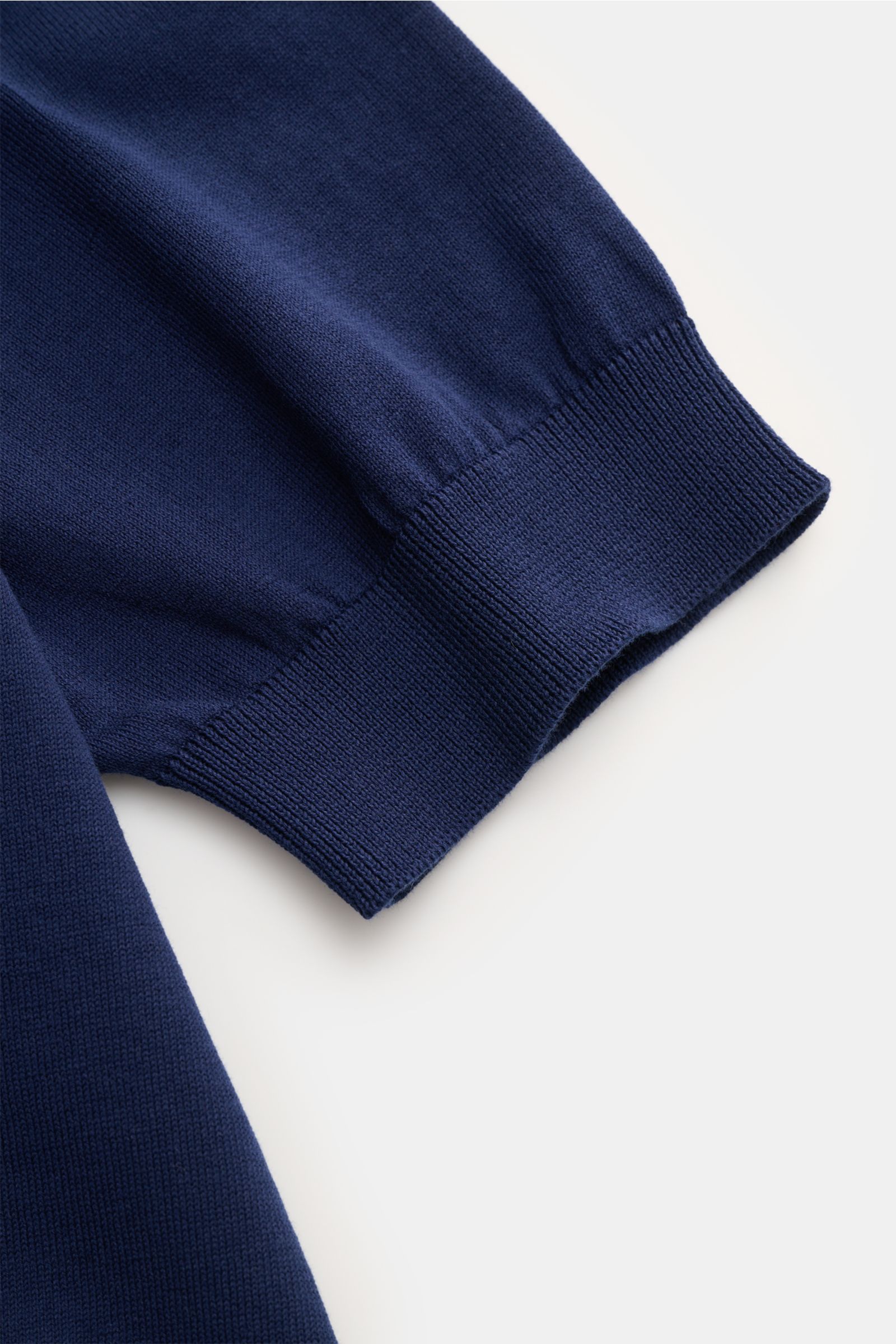Close-up side view of the Filippo de Laurentiis Short sleeve knit polo dark blue sleeve cuff, showing fine cotton knit and ribbed band. Summery elegance at its most relaxed: This short sleeve knit polo by FILIPPO DE LAURENTIIS is made of a fine cotton 