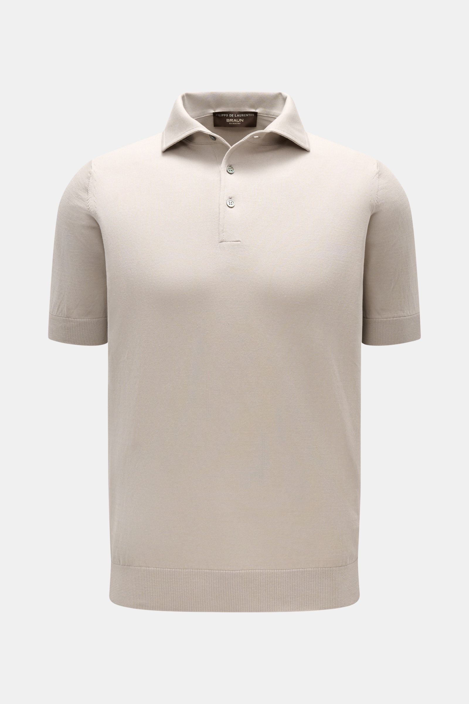 Front view of Filippo de Laurentiis Kurzarm-Strickpolo hellgrau, a light grey short-sleeve knitted polo shirt with a slim fit, knitted collar, three-button placket, and fine ribbed cuffs and hem. 

Description: Summer feeling von FILIPPO DE LAURENTIIS: