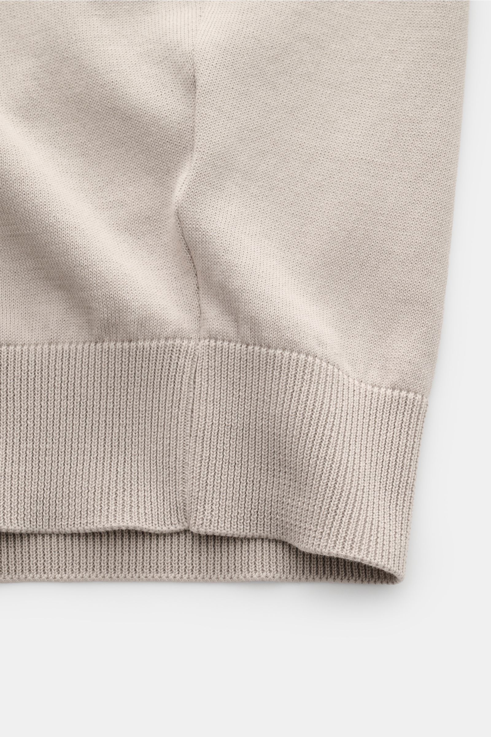 Close-up front view of the hem and ribbed cuffs of the Filippo de Laurentiis Kurzarm-Strickpolo hellgrau, showing fine cotton knit texture.

Summer feeling von FILIPPO DE LAURENTIIS: Dieses Strickpolo aus leichtem Baumwoll-Strick wird zum smarten Allta