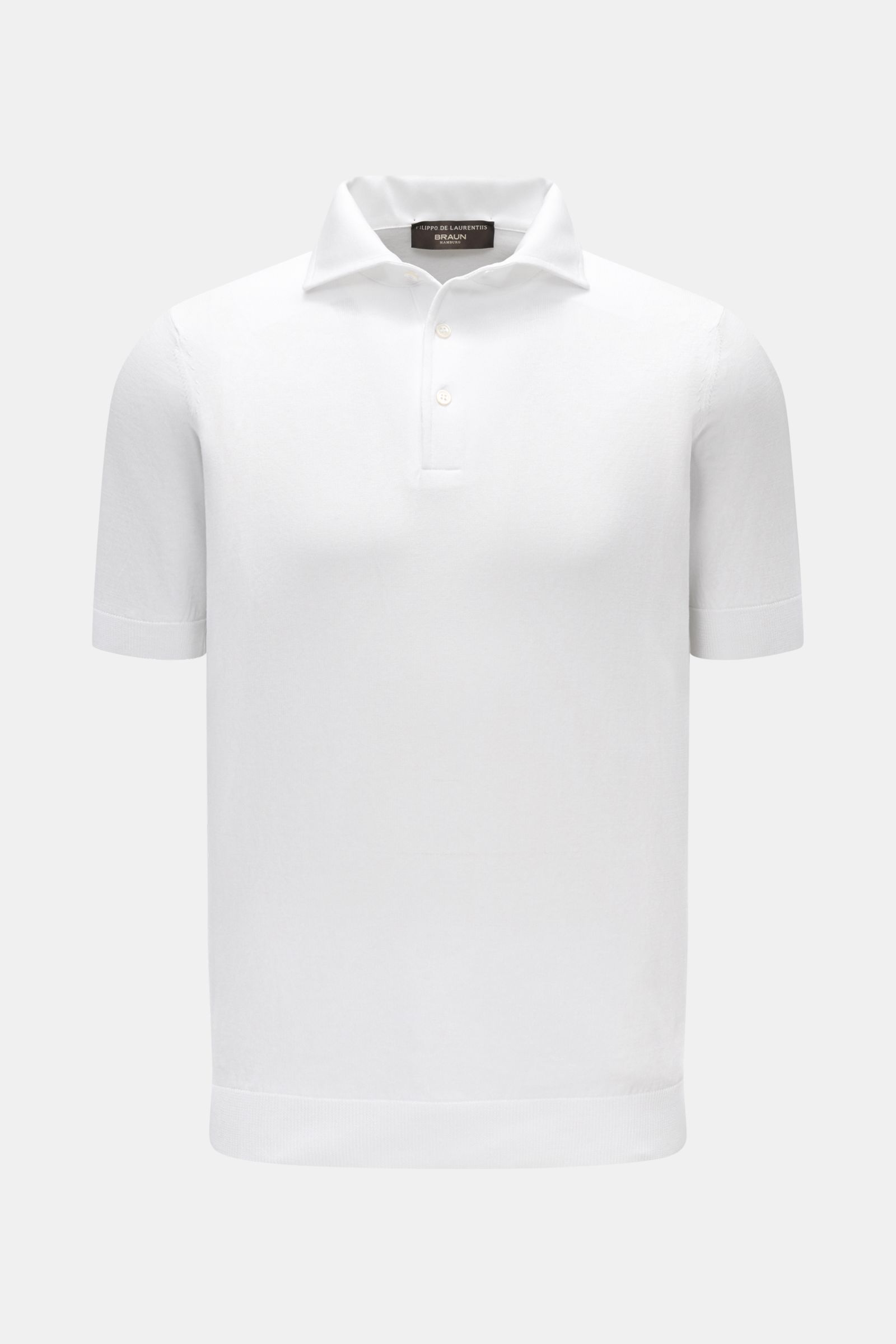 Front view of Filippo de Laurentiis Kurzarm-Strickpolo weiß, a white short-sleeve knit polo with a slim fit, knitted collar, three-button placket, and fine ribbed cuffs.

Summer feeling von FILIPPO DE LAURENTIIS: Dieses Strickpolo aus leichtem Baumwoll