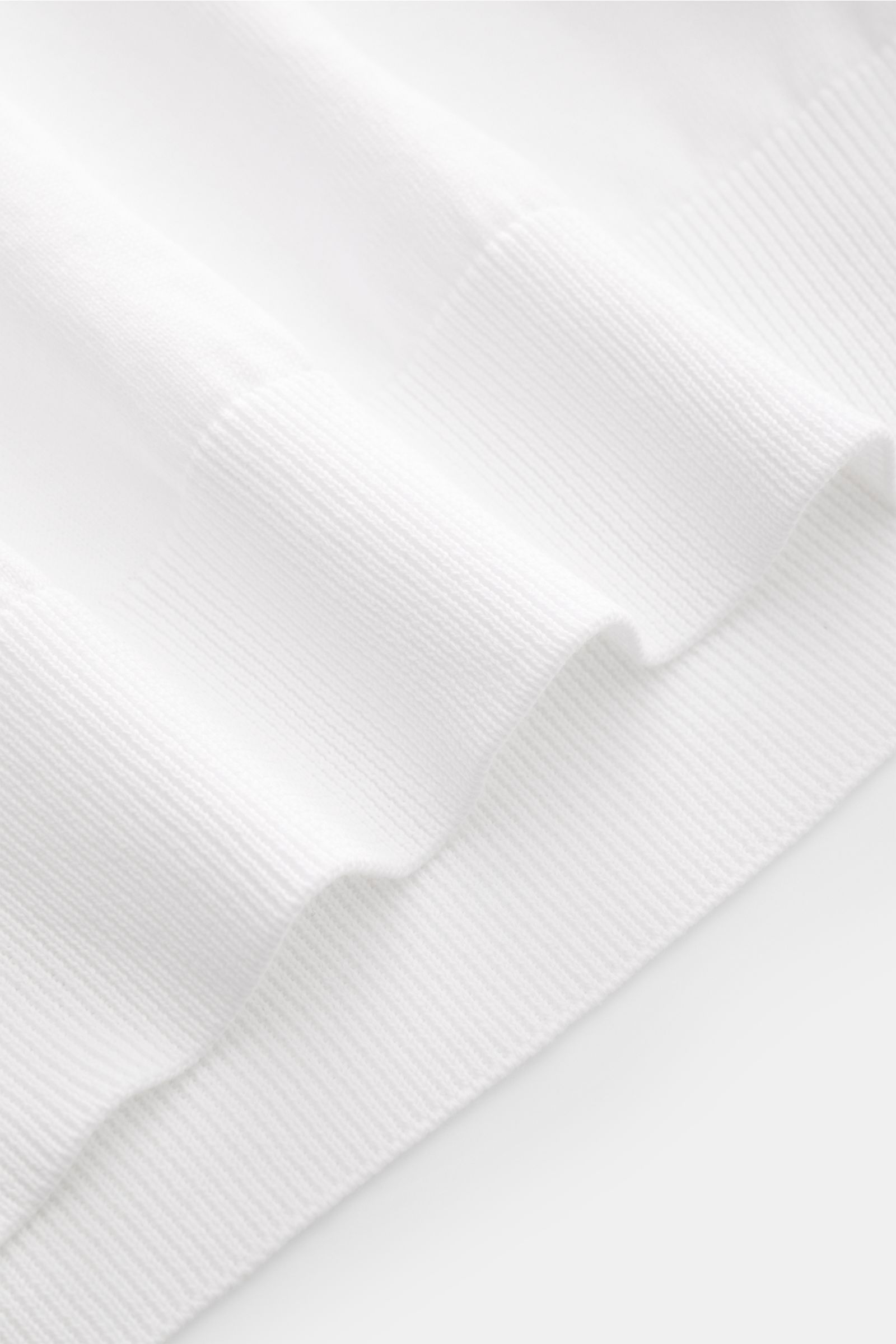 Close-up front view of the white Filippo de Laurentiis Kurzarm-Strickpolo weiß showing fine cotton knit texture and ribbed cuffs.

Summer feeling von FILIPPO DE LAURENTIIS: Dieses Strickpolo aus leichtem Baumwoll-Strick wird zum smarten Alltagsbegleite