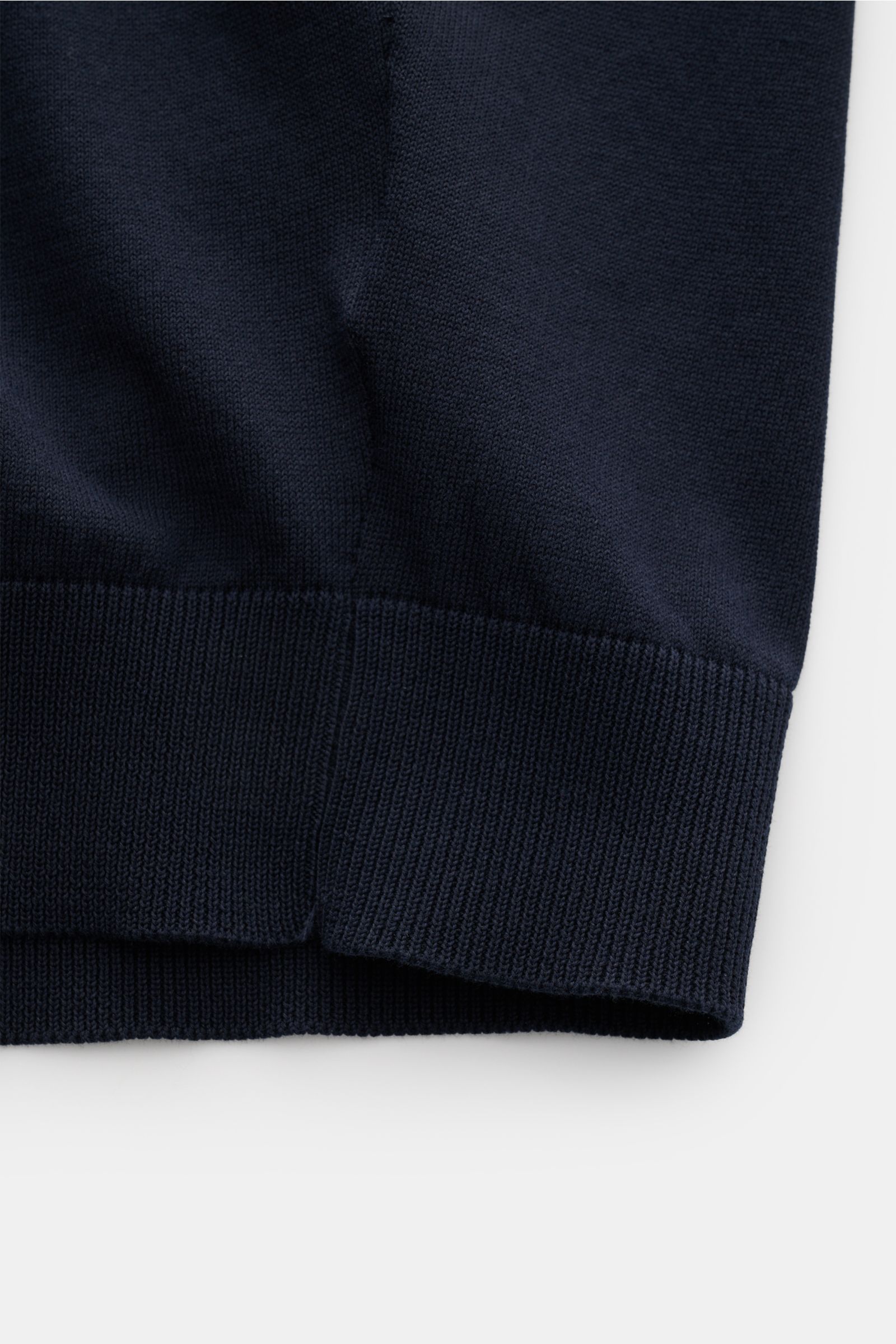 Close-up front view of the cuff and lower hem of the Filippo de Laurentiis Kurzarm-Strickpolo navy in fine, soft cotton knit.

Summer feeling von FILIPPO DE LAURENTIIS: Dieses Strickpolo aus leichtem Baumwoll-Strick wird zum smarten Alltagsbegleiter an