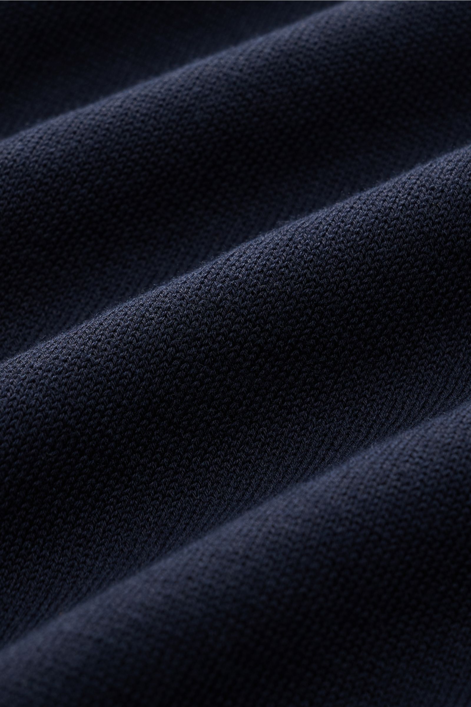 Close-up front view of navy fabric texture showing fine knit detail of Filippo de Laurentiis Kurzarm-Strickpolo navy.

Summer feeling von FILIPPO DE LAURENTIIS: Dieses Strickpolo aus leichtem Baumwoll-Strick wird zum smarten Alltagsbegleiter an warmen 