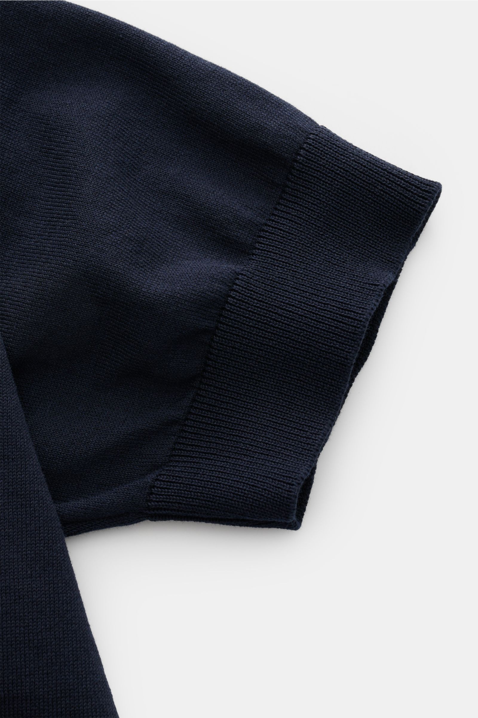 Close-up side view of Filippo de Laurentiis Kurzarm-Strickpolo navy sleeve showing fine ribbed cuff and soft, fine cotton knit fabric.

Description: Summer feeling von FILIPPO DE LAURENTIIS: Dieses Strickpolo aus leichtem Baumwoll-Strick wird zum smart