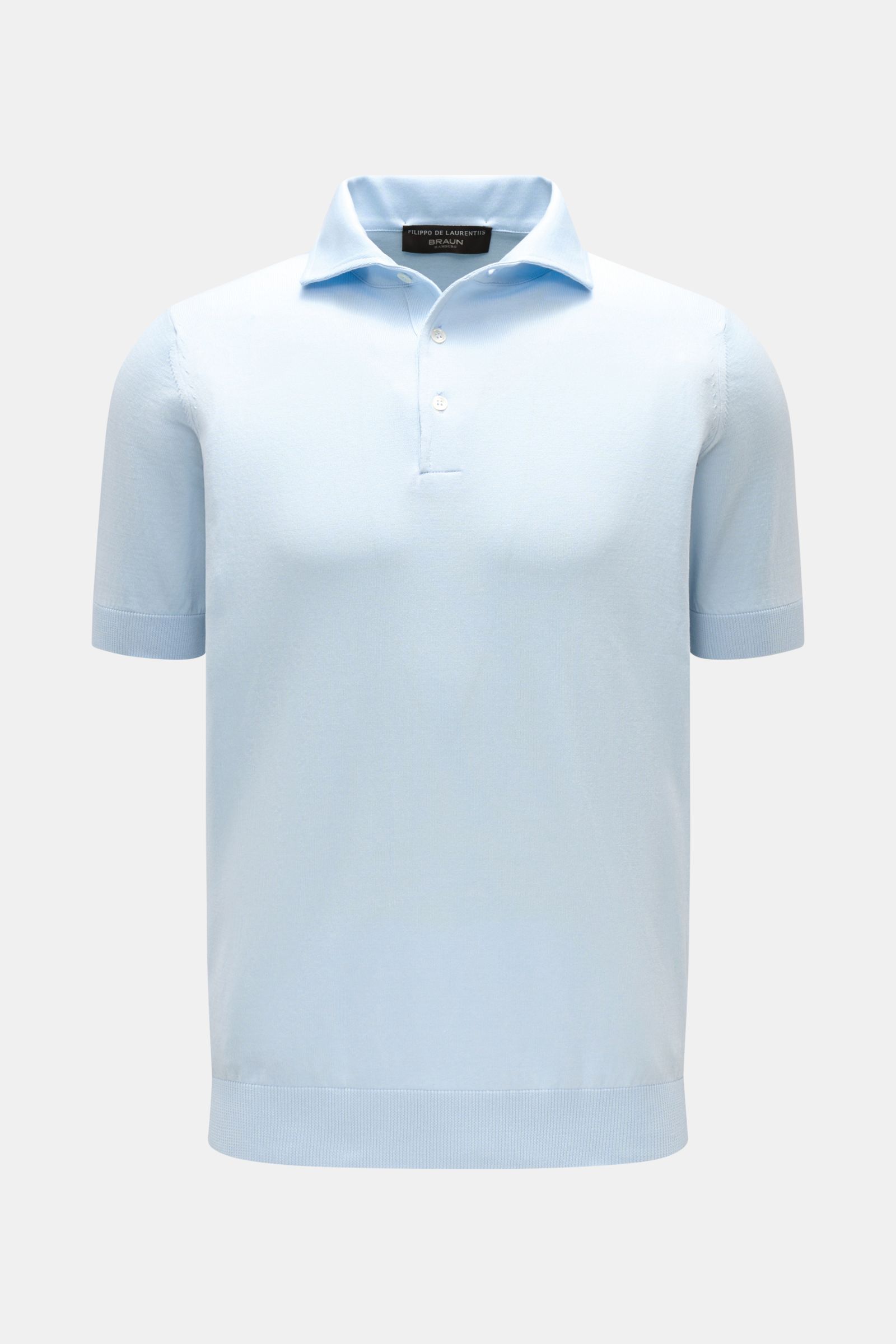 Front view of Filippo de Laurentiis Kurzarm-Strickpolo hellblau, a light blue short-sleeve knit polo shirt in slim fit with a knitted collar and three-button placket.

Summer feeling von FILIPPO DE LAURENTIIS: Dieses Strickpolo aus leichtem Baumwoll-St