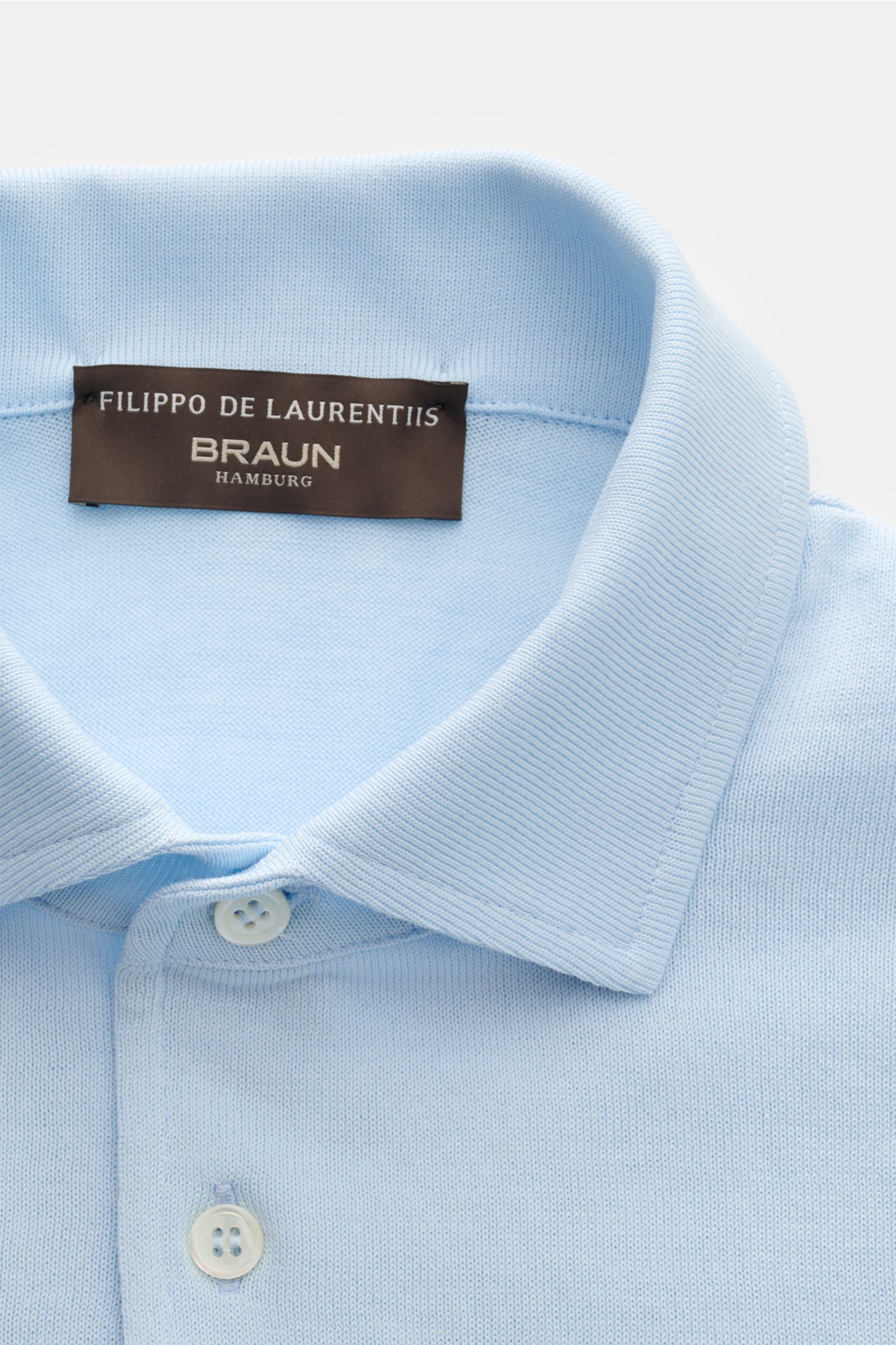 Close-up front view of Filippo de Laurentiis Kurzarm-Strickpolo hellblau showing light blue fine knit cotton fabric, knitted polo collar, and white three-button placket.

Summer feeling von FILIPPO DE LAURENTIIS: Dieses Strickpolo aus leichtem Baumwoll