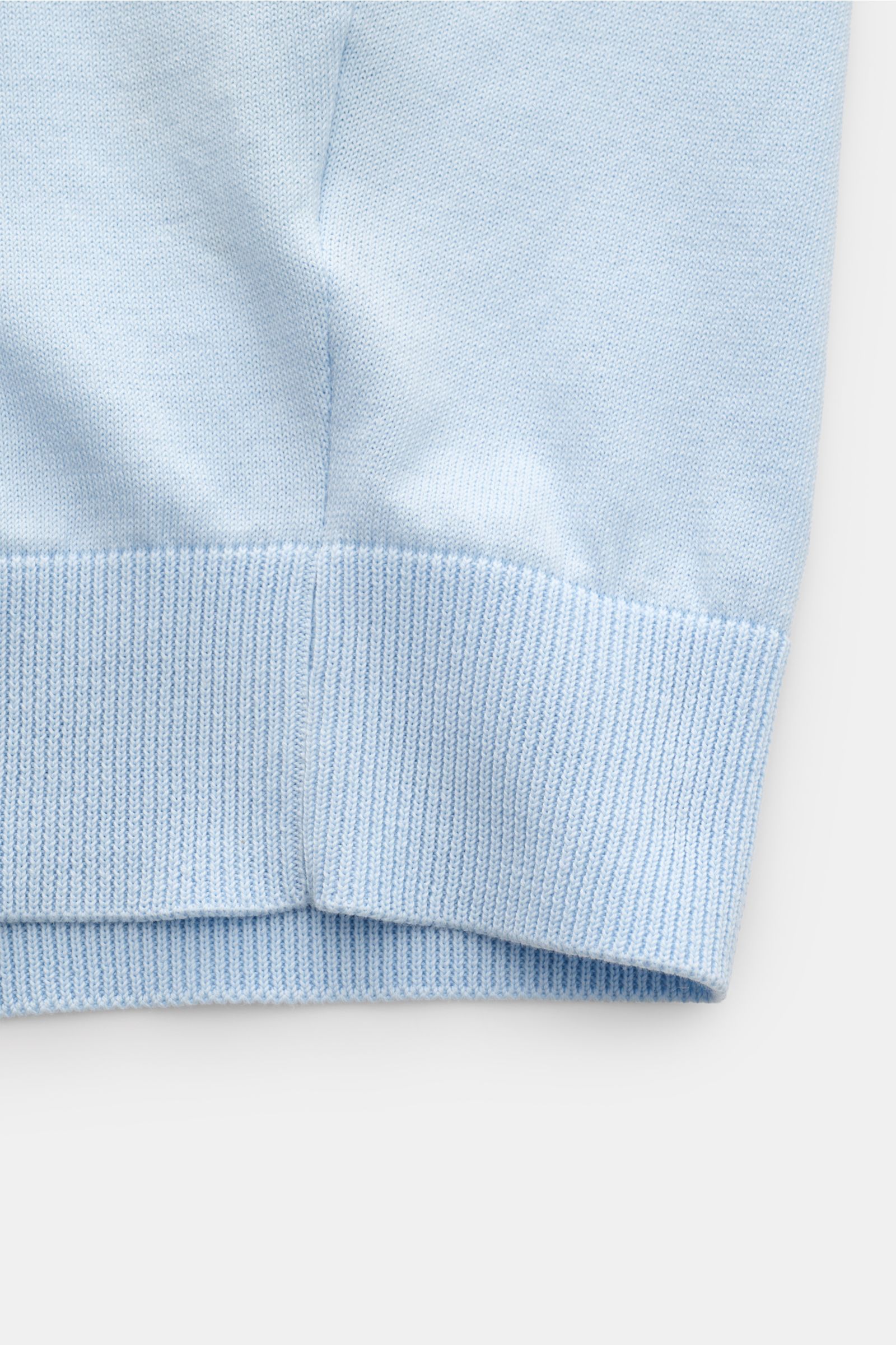 Close-up front view of the light blue Filippo de Laurentiis Kurzarm-Strickpolo hellblau showing fine cotton knit and ribbed cuffs.

Summer feeling von FILIPPO DE LAURENTIIS: Dieses Strickpolo aus leichtem Baumwoll-Strick wird zum smarten Alltagsbegleit