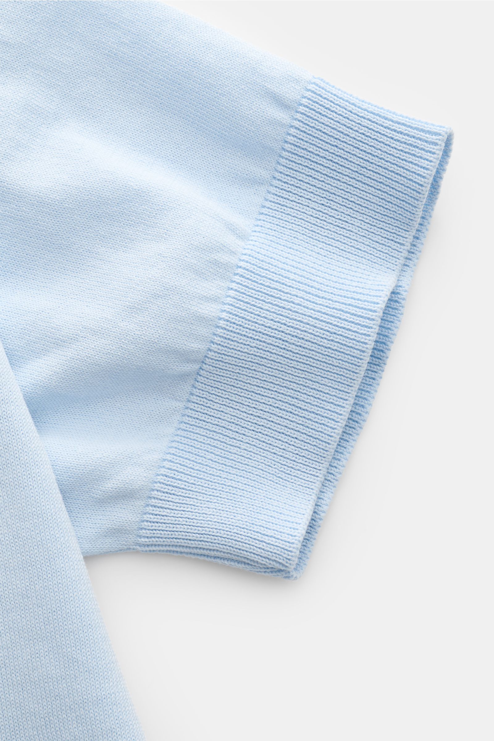 Close-up side view of the sleeve cuff of the Filippo de Laurentiis Kurzarm-Strickpolo hellblau in light blue fine cotton knit.

Summer feeling von FILIPPO DE LAURENTIIS: Dieses Strickpolo aus leichtem Baumwoll-Strick wird zum smarten Alltagsbegleiter a
