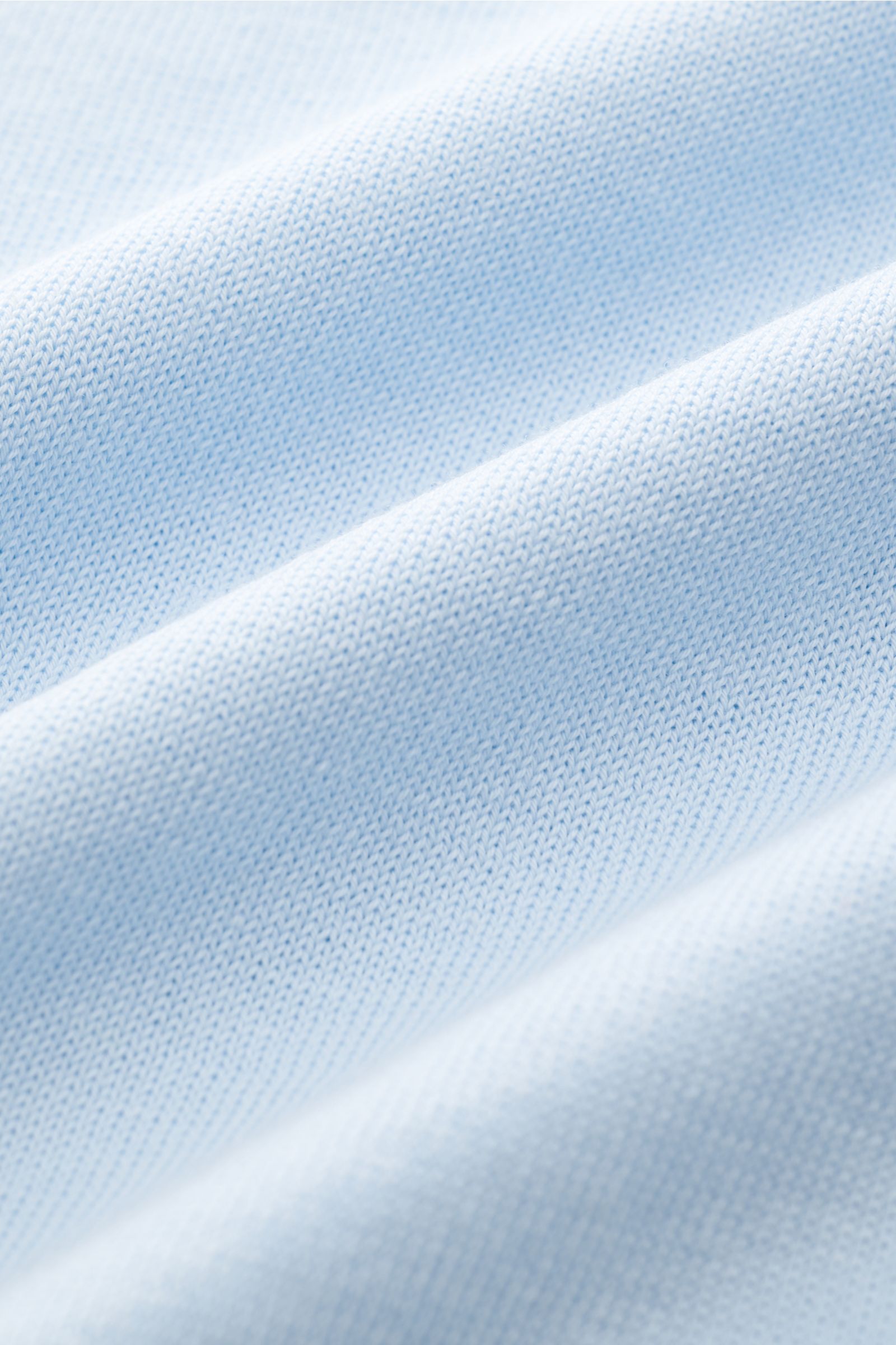 Close-up front view of light blue Filippo de Laurentiis Kurzarm-Strickpolo hellblau fabric showing fine knit texture. Summer feeling von FILIPPO DE LAURENTIIS: Dieses Strickpolo aus leichtem Baumwoll-Strick wird zum smarten Alltagsbegleiter an warmen T
