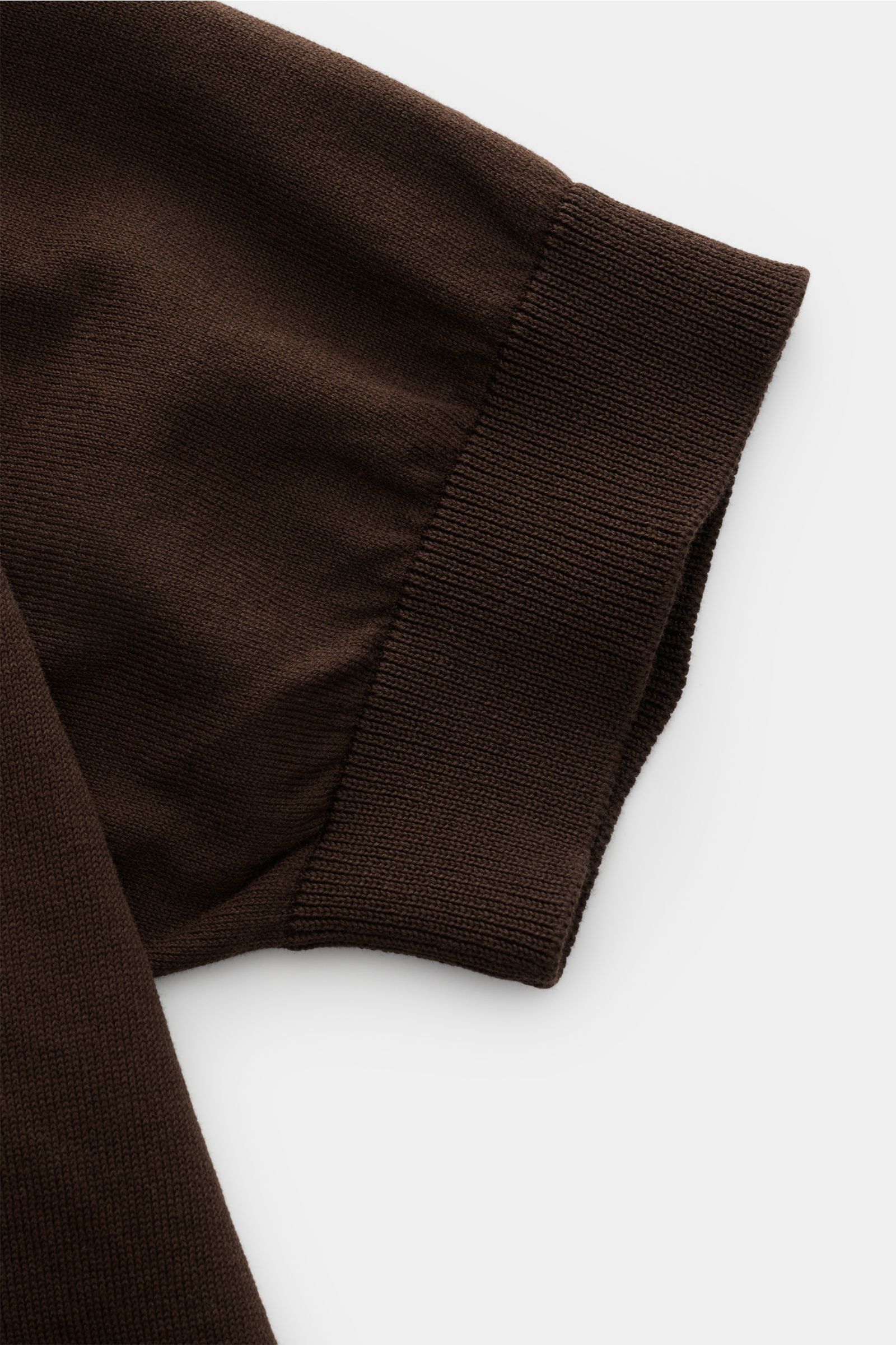Close-up front-side view of the dark brown short sleeve cuff of the Filippo de Laurentiis Kurzarm-Strickpolo dunkelbraun in fine cotton knit.

Summer feeling von FILIPPO DE LAURENTIIS: Dieses Strickpolo aus leichtem Baumwoll-Strick wird zum smarten All