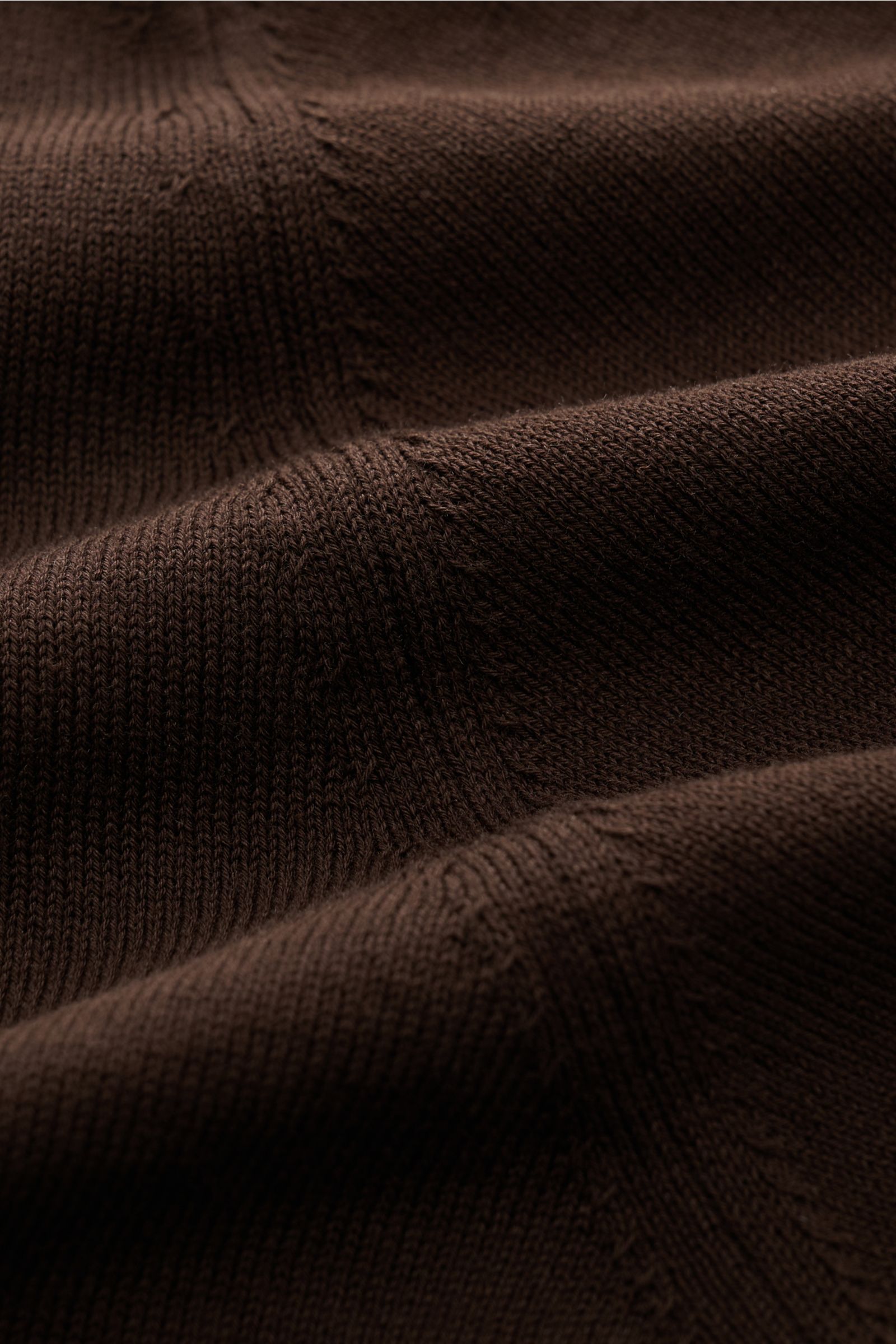 Close-up fabric texture of Filippo de Laurentiis Kurzarm-Strickpolo dunkelbraun, photographed from a top-front angle showing fine knit details and soft cotton material.

Summer feeling von FILIPPO DE LAURENTIIS: Dieses Strickpolo aus leichtem Baumwoll-