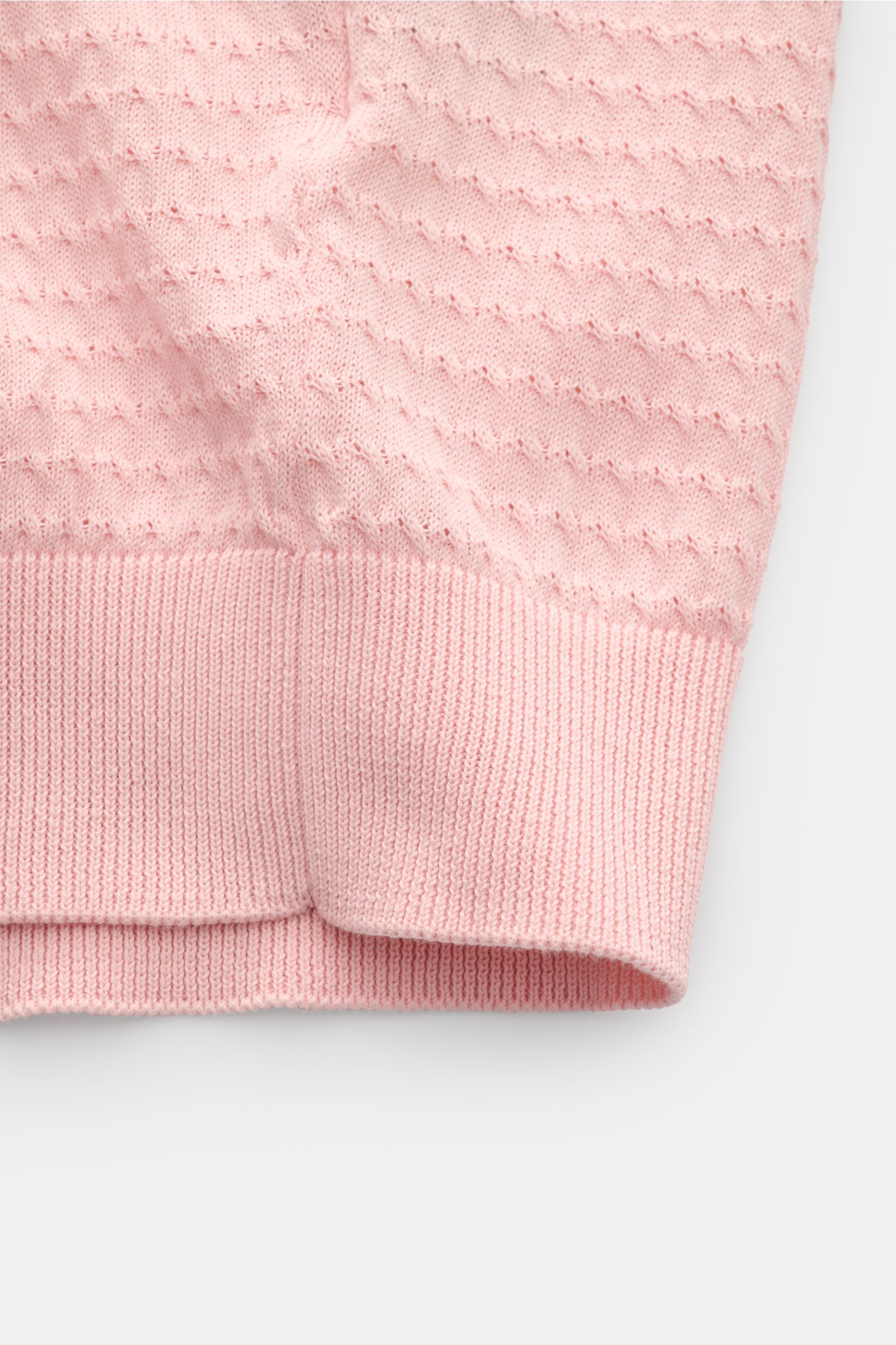 Close-up front view of Filippo de Laurentiis Kurzarm-Strickpolo rosé showing fine textured knit and ribbed cuff in soft pink cotton.

Darf es etwas neues sein? FILIPPO DE LAURENTIIS präsentiert dieses Strickpolo aus luftiger Baumwolle mit edlem, feinen
