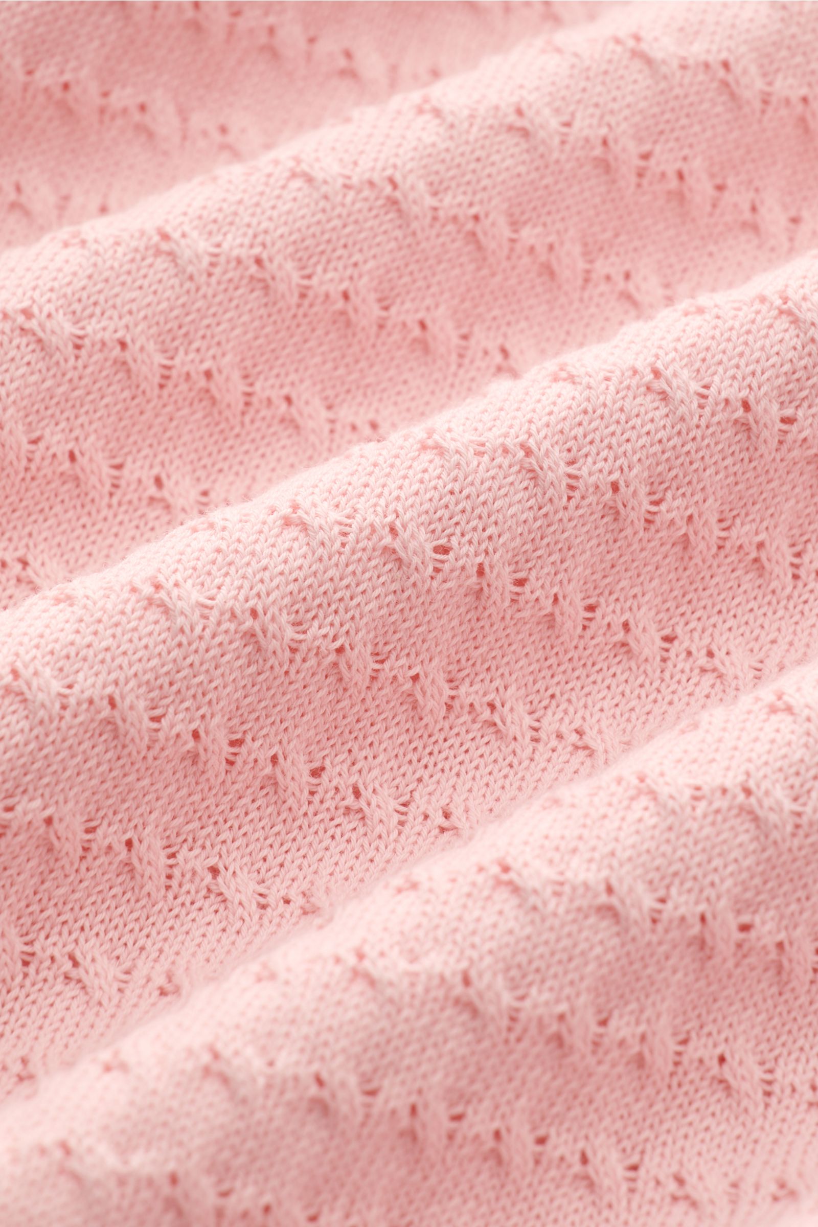 Close-up front view of the pink Filippo de Laurentiis Kurzarm-Strickpolo rosé showing fine textured knit fabric with a lightweight, slightly grainy cotton feel.

Darf es etwas neues sein? FILIPPO DE LAURENTIIS präsentiert dieses Strickpolo aus luftiger