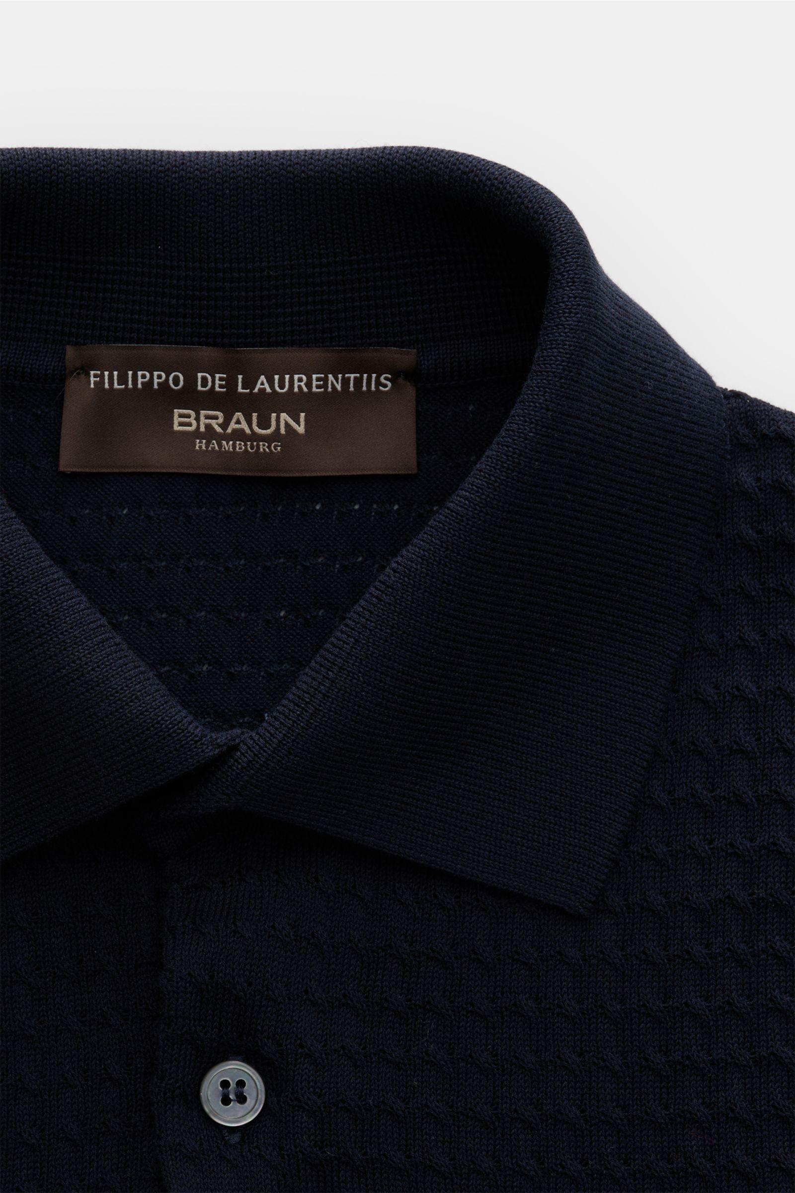 Close-up front view of Filippo de Laurentiis Kurzarm-Strickpolo navy showing the knitted polo collar, fine textured cotton fabric, and three-button placket. Darf es etwas neues sein? FILIPPO DE LAURENTIIS präsentiert dieses Strickpolo aus luftiger Baum