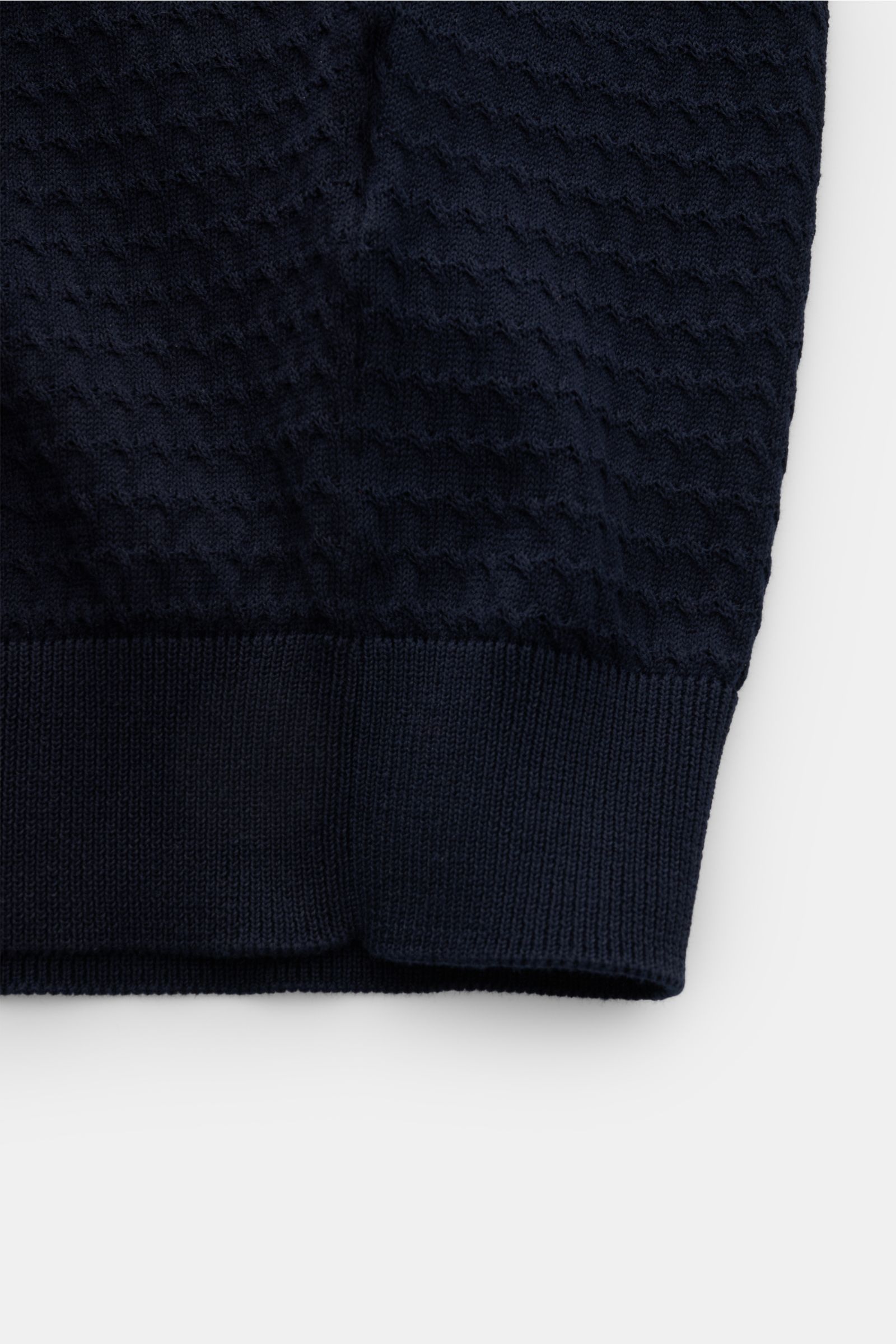 Close-up front view of the navy Filippo de Laurentiis Kurzarm-Strickpolo showing fine textured knit, ribbed cuffs, and slim fit cotton fabric. Darf es etwas neues sein? FILIPPO DE LAURENTIIS präsentiert dieses Strickpolo aus luftiger Baumwolle mit edle