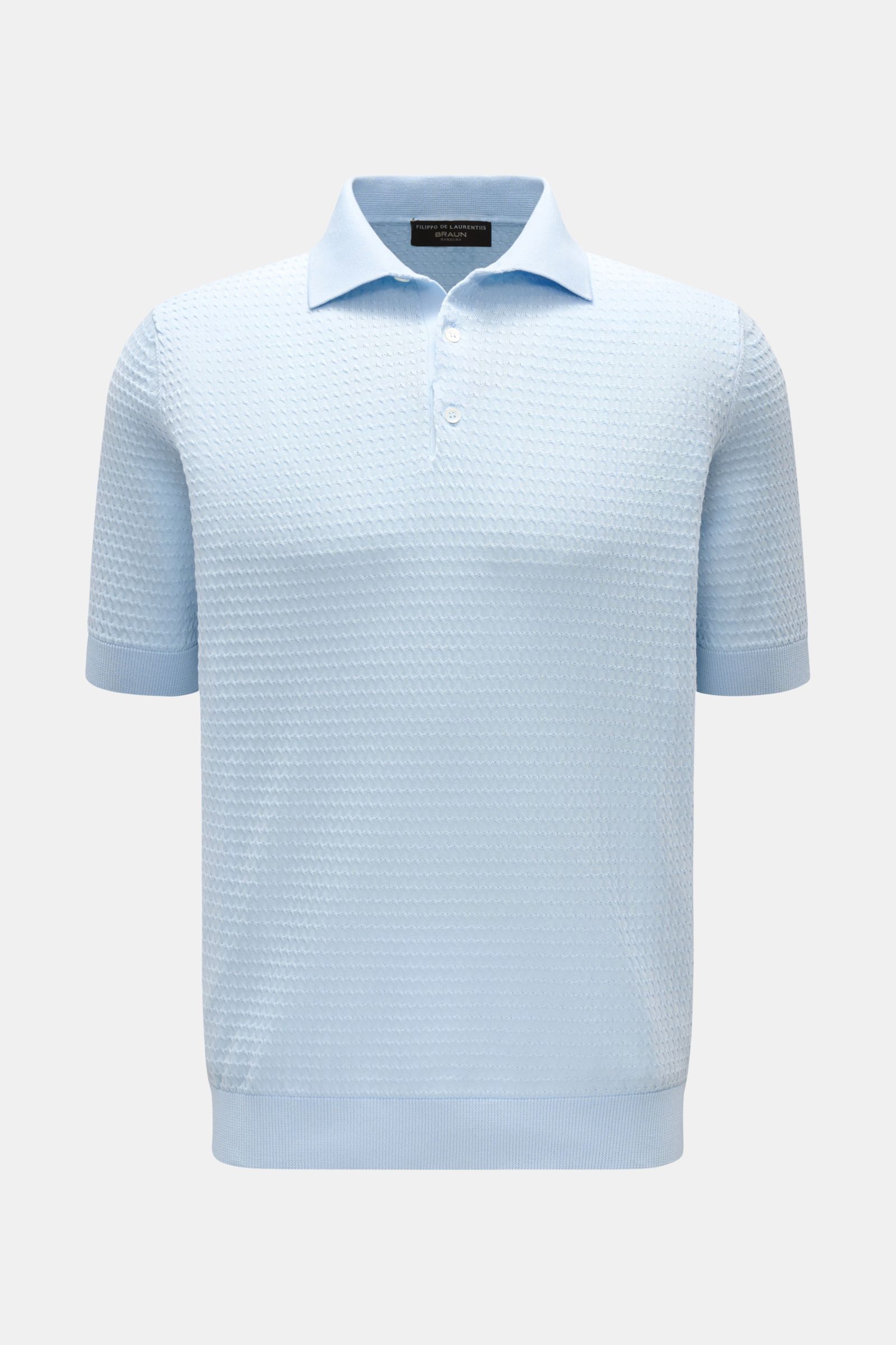Front view of Filippo de Laurentiis Kurzarm-Strickpolo pastellblau in light blue, featuring fine textured cotton knit, slim fit, knitted polo collar, three-button placket, and ribbed cuffs. Darf es etwas neues sein? FILIPPO DE LAURENTIIS präsentiert di