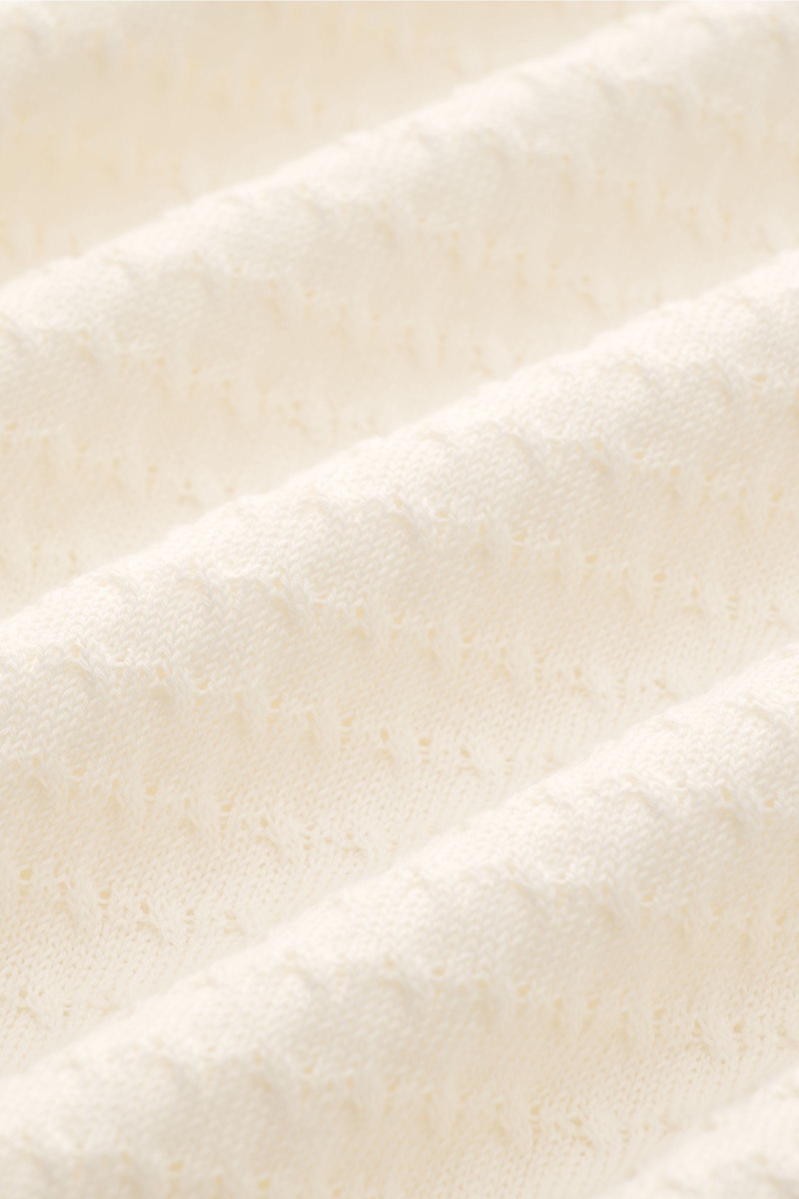 Close-up front view of Filippo de Laurentiis Kurzarm-Strickpolo offwhite showcasing fine textured knit cotton fabric with a slightly grainy feel, slim fit, knitted polo collar, three-button placket, and fine ribbed cuffs. Darf es etwas neues sein? FILI