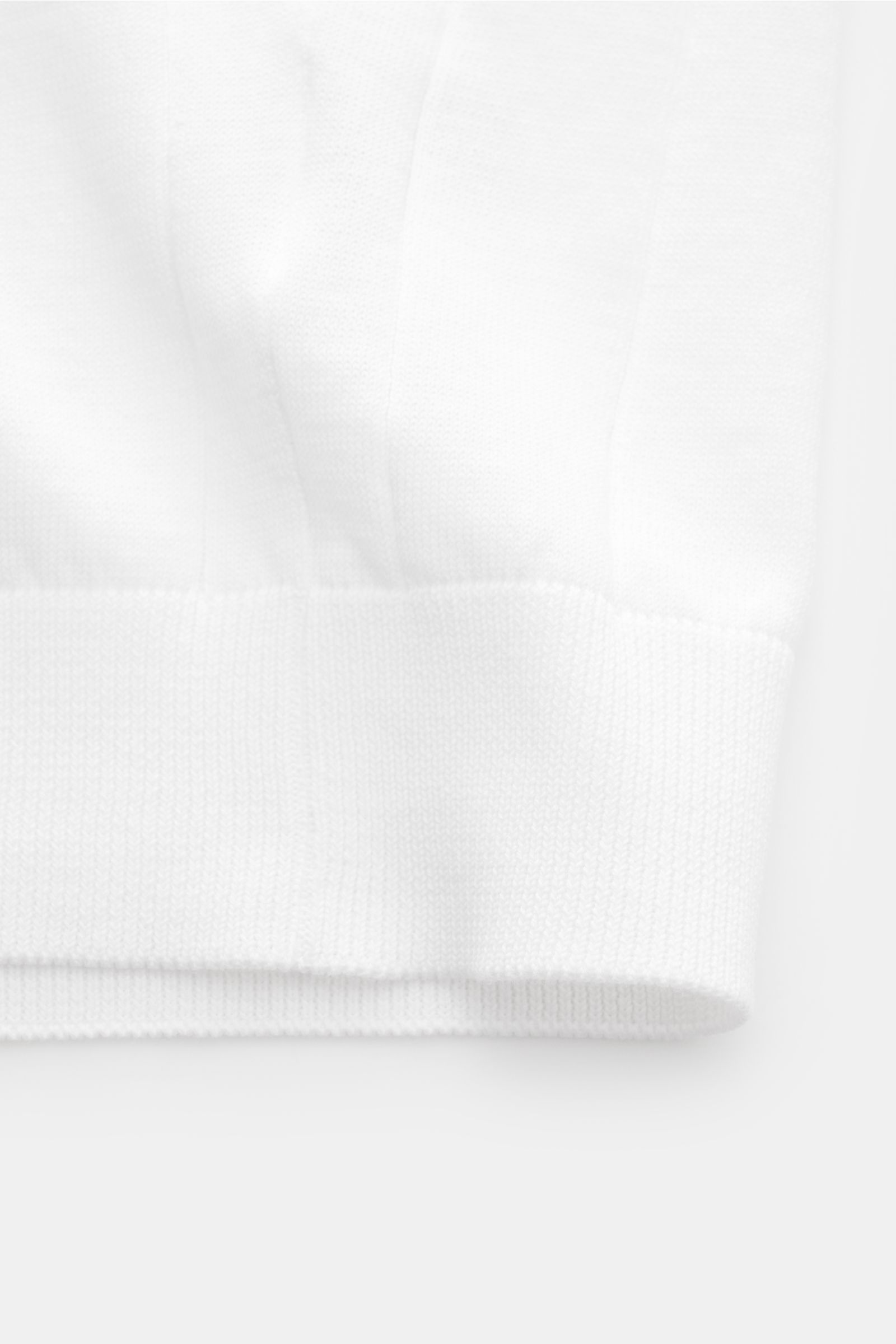 Filippo de Laurentiis Kurzarm-Strickpolo weiß, Slim Fit, aus reiner Baumwolle, feiner Strick mit Rippbündchen, Polokragen und Drei-Knopf-Leiste, Nahaufnahme von unten.