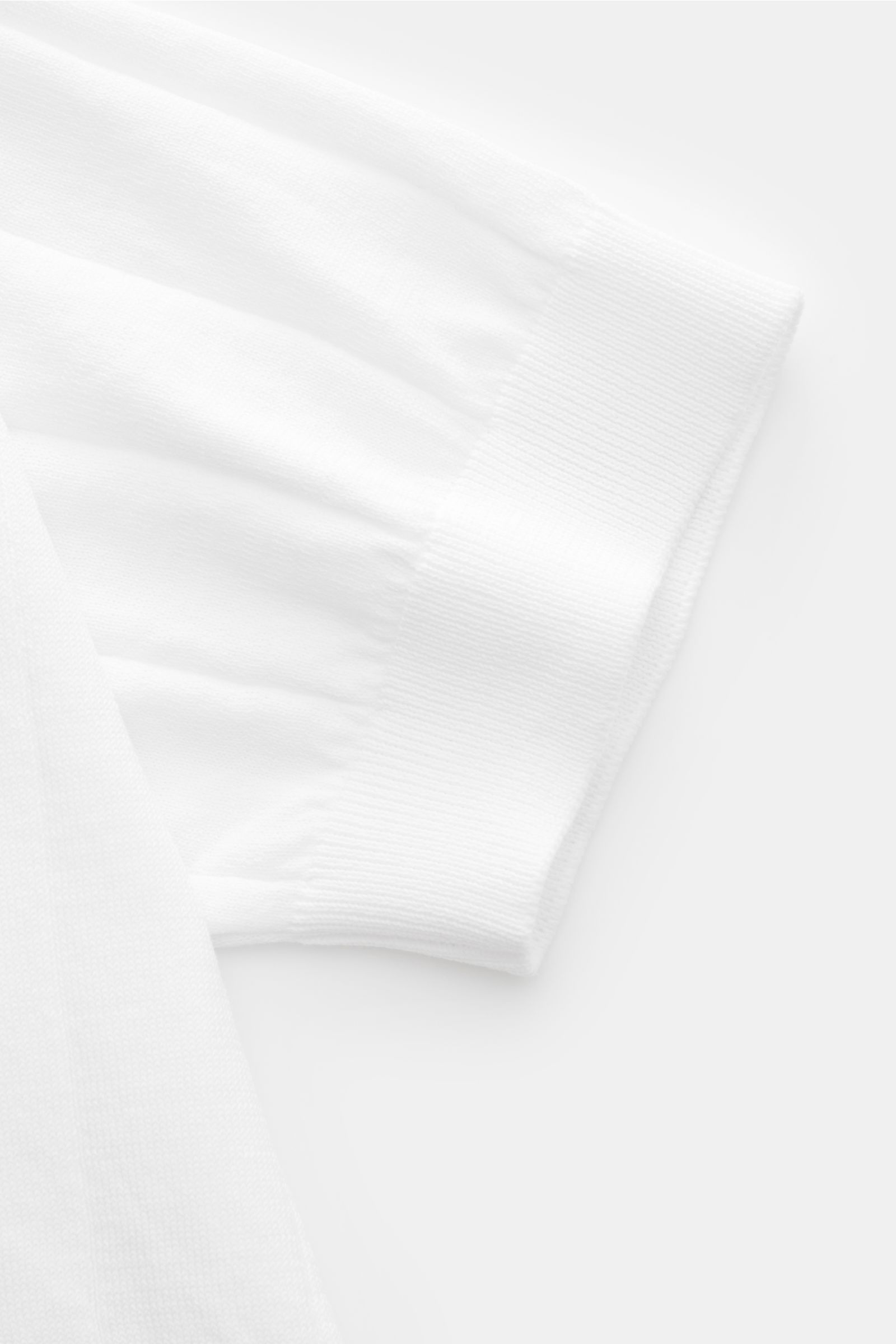 Filippo de Laurentiis Kurzarm-Strickpolo weiß, Detailaufnahme Ärmel mit feinem Strick, weicher Griff, reine Baumwolle, Slim Fit, Polokragen, Rippbündchen.